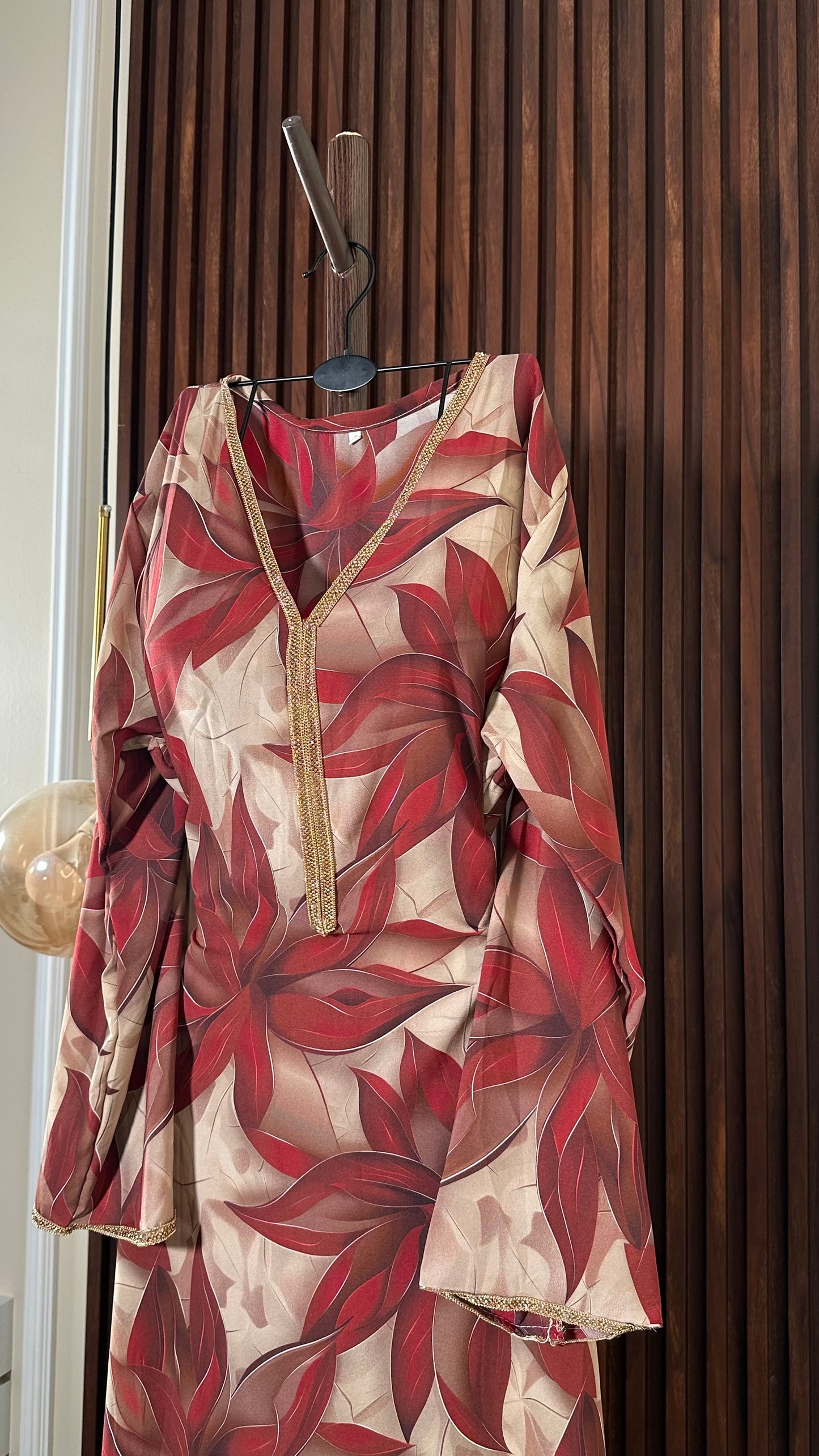 جلابيّة أحمر مشجر