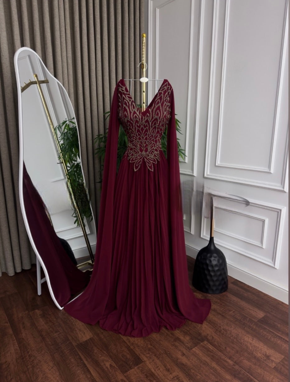 فستان حوامل بتطريز ذهبي