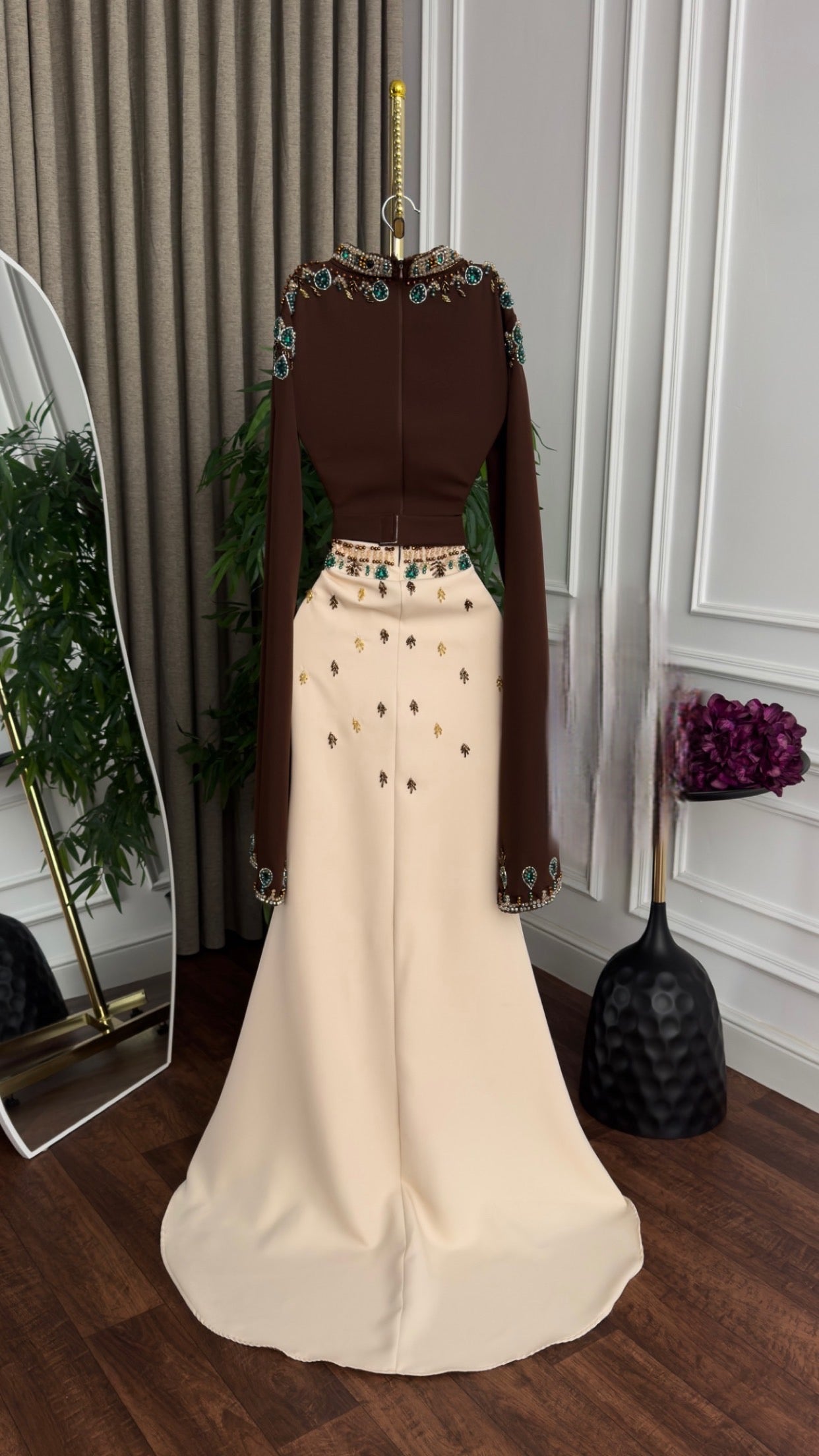 فستان بني وبيج مميز