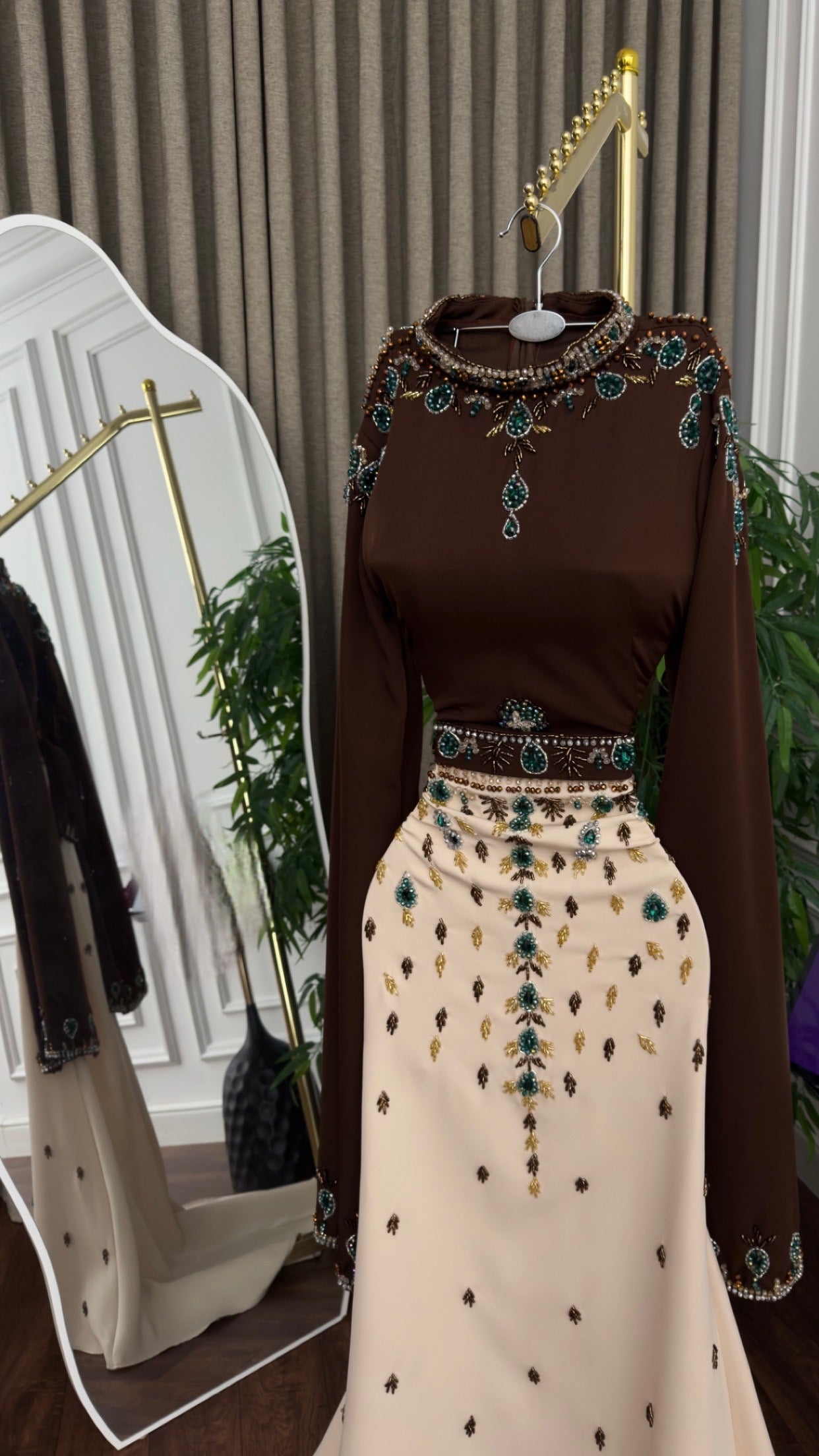 فستان بني وبيج مميز