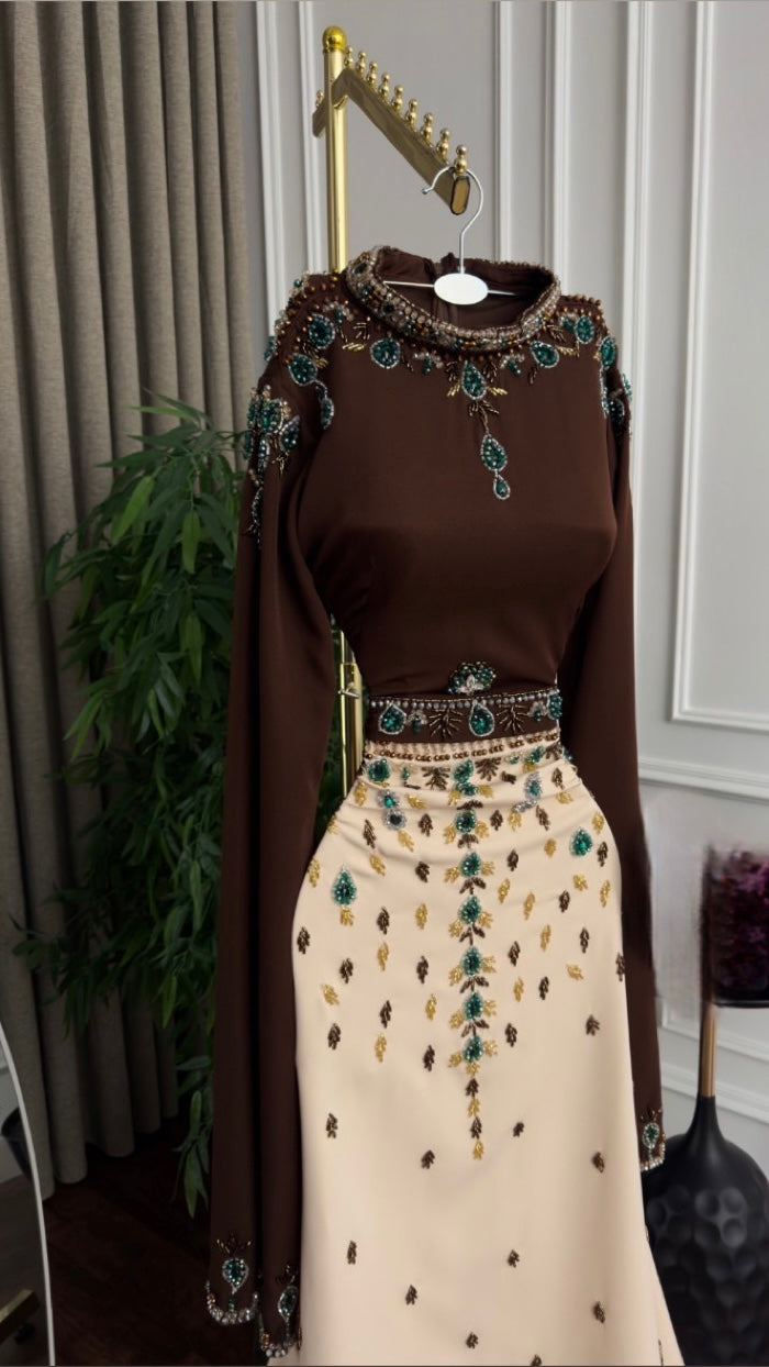 فستان بني وبيج مميز