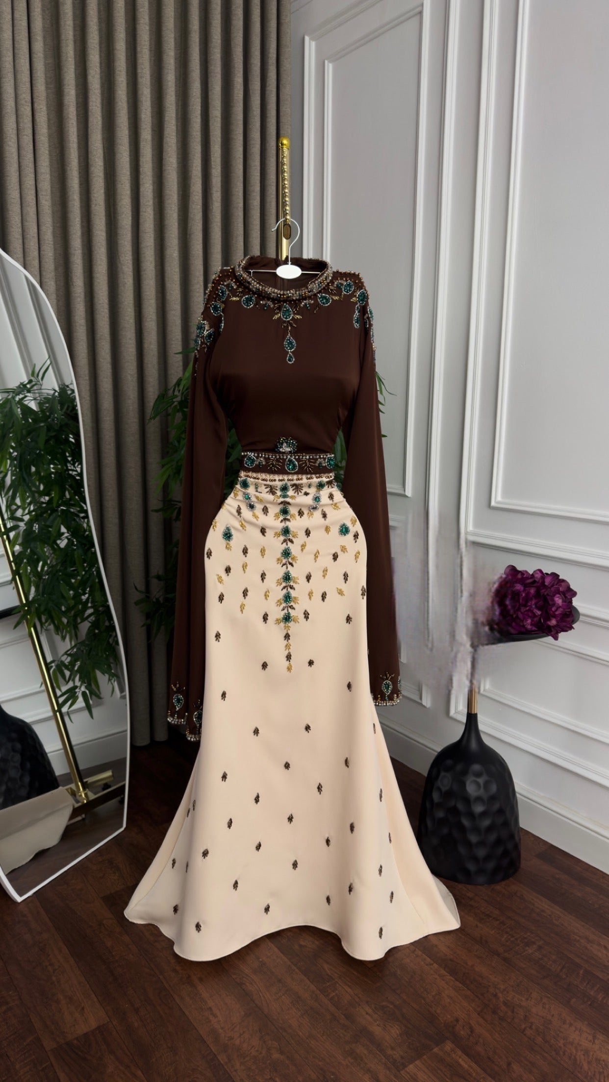 فستان بني وبيج مميز