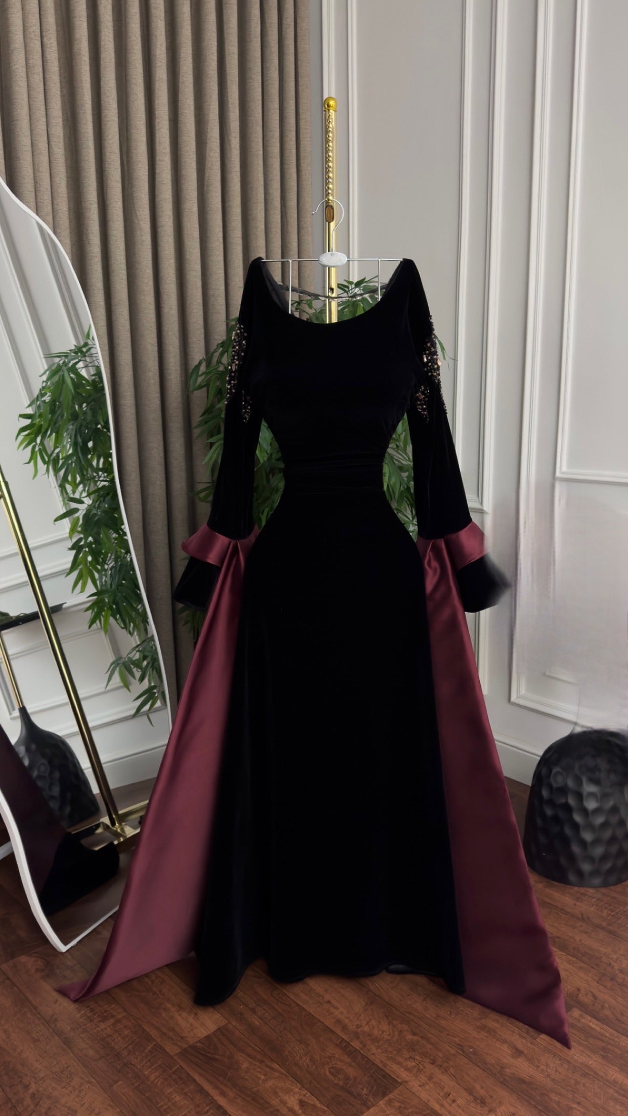 فستان أسود مخملي