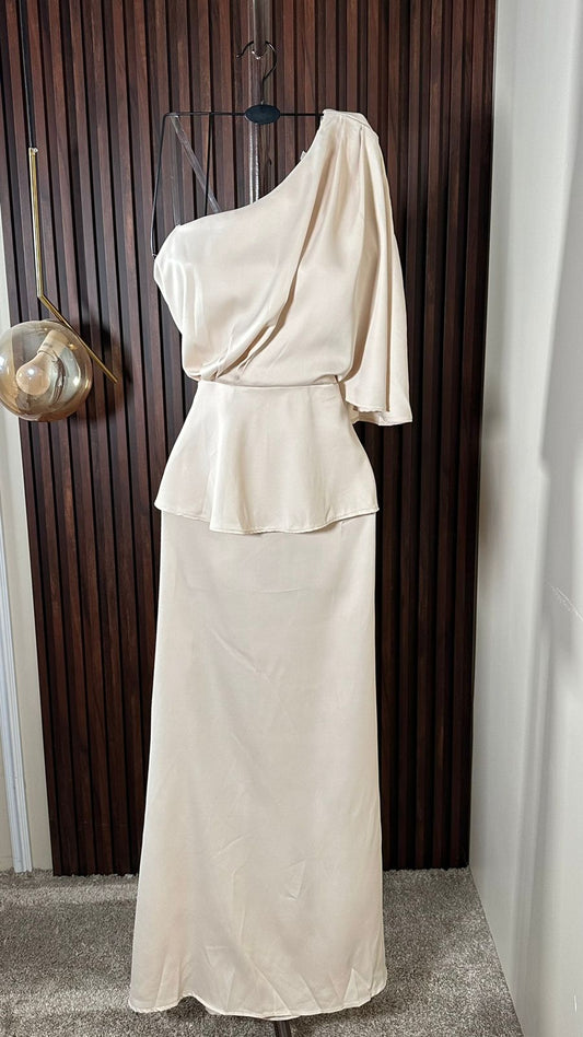 فستان كريمي بكتف واحد