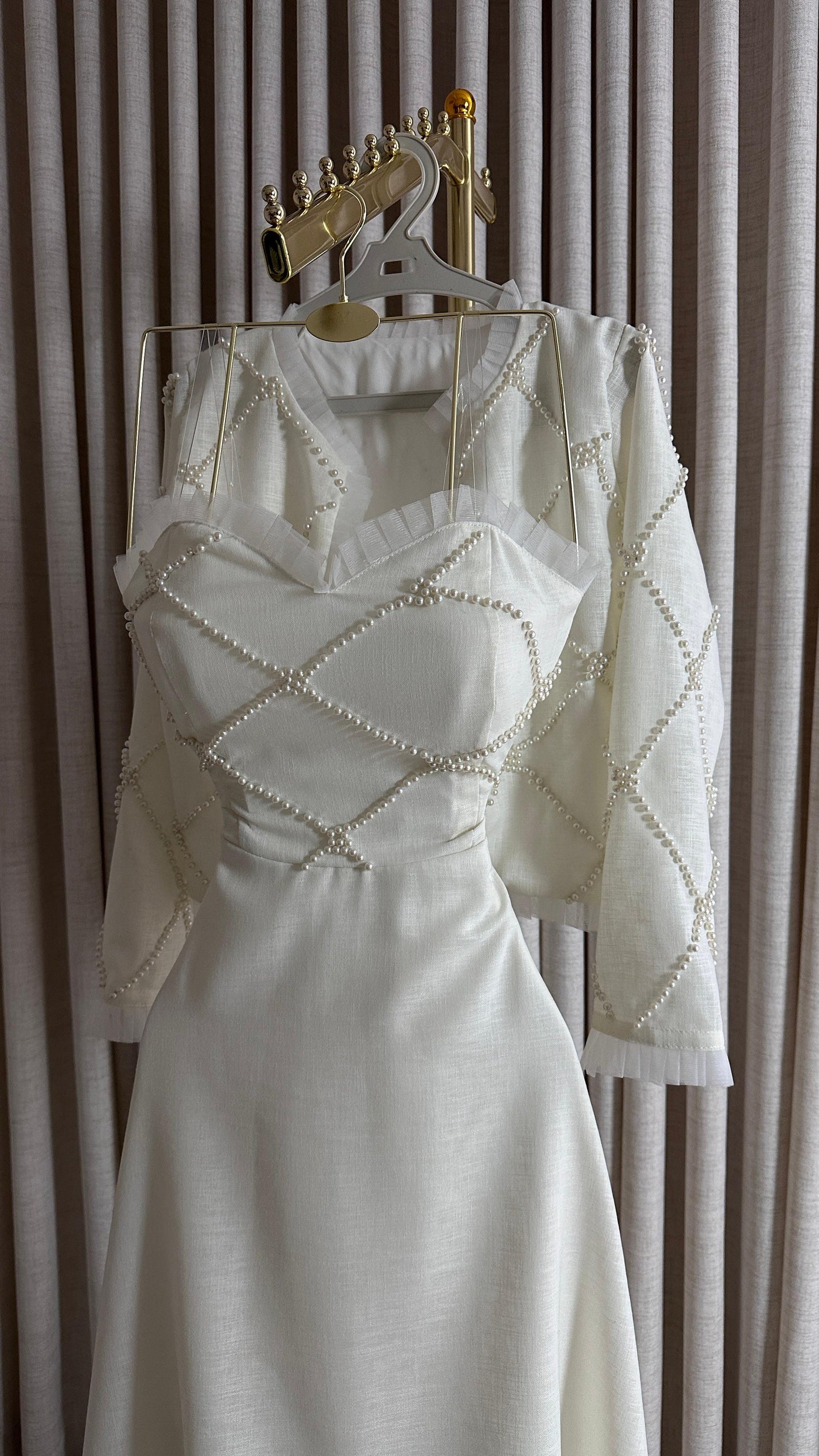 فستان ابيض بجاكيت