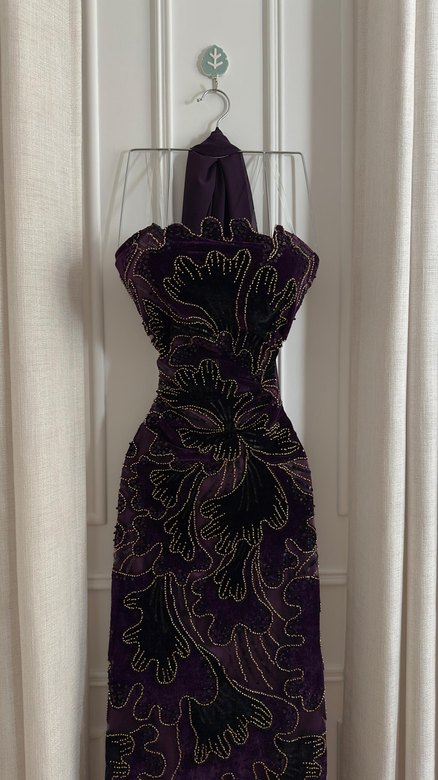 فستان بتطريز مخملي جذاب