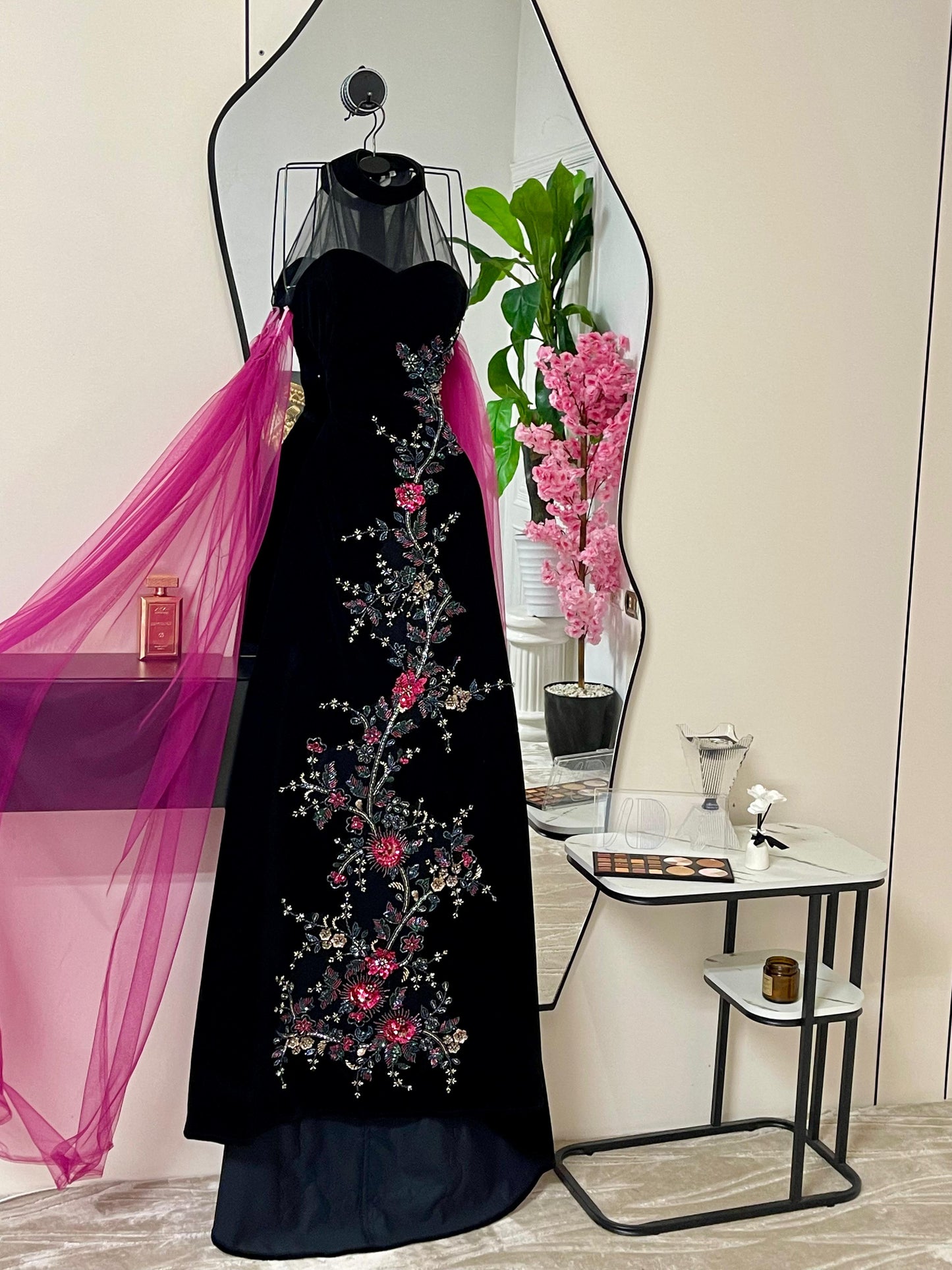 فستان أسود بتفاصيل الزهر