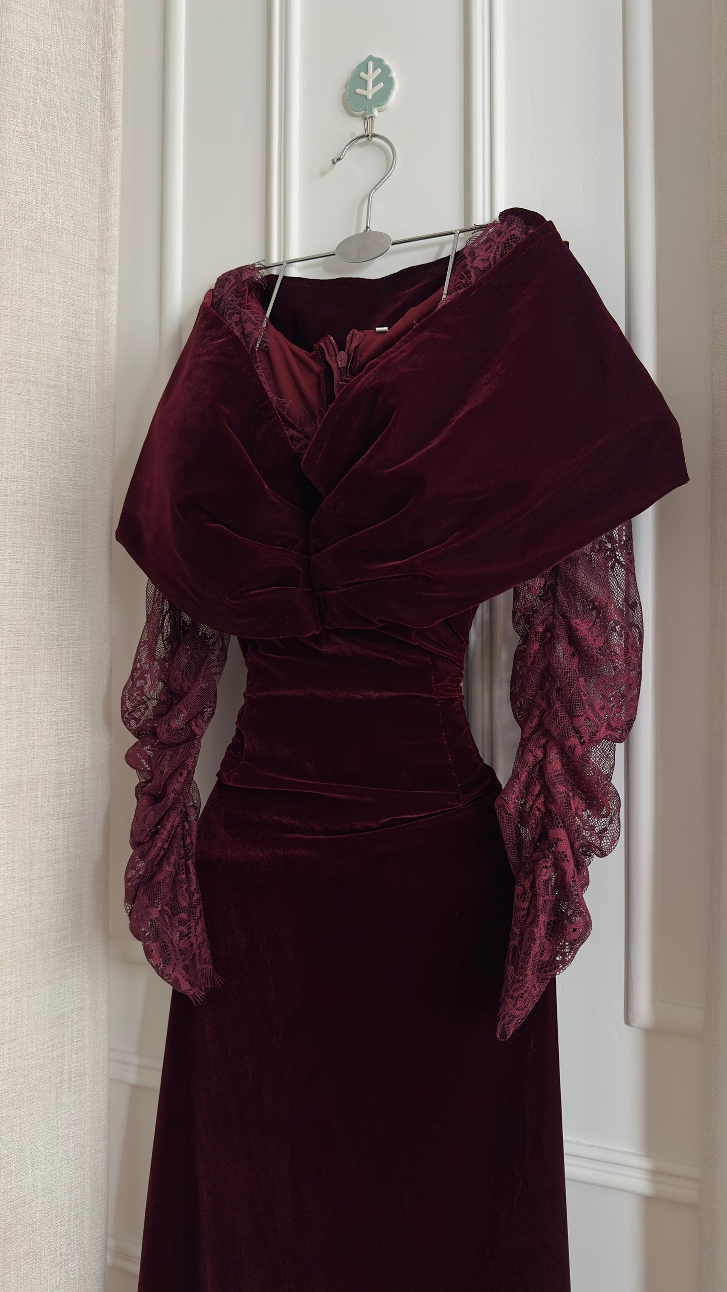 فستان مخمل بورغندي