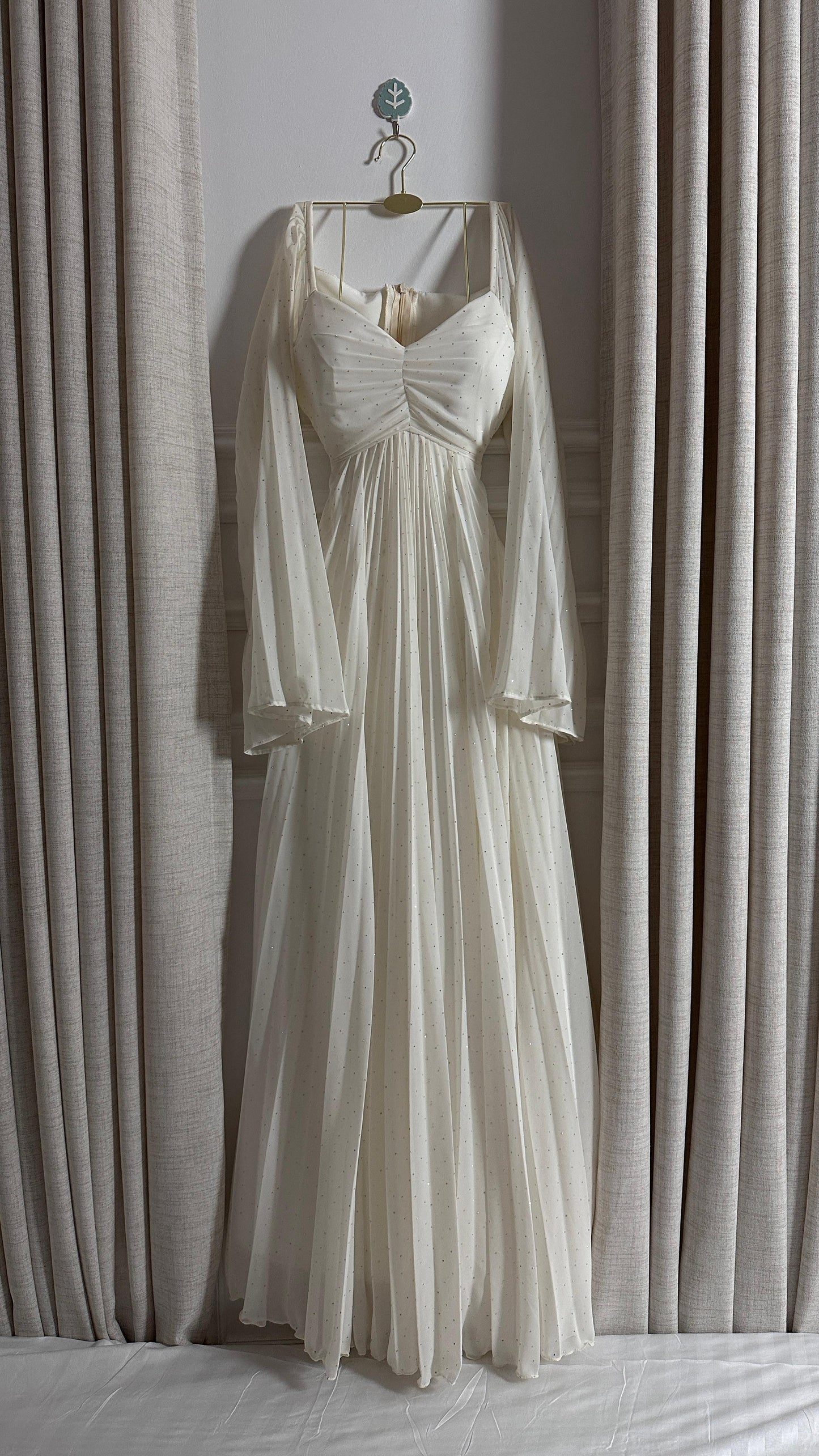 فستان أبيض لامع