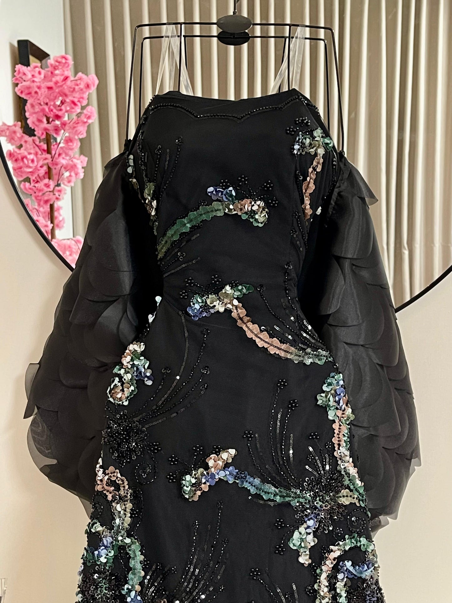 فستان أسود بنقش الزهر