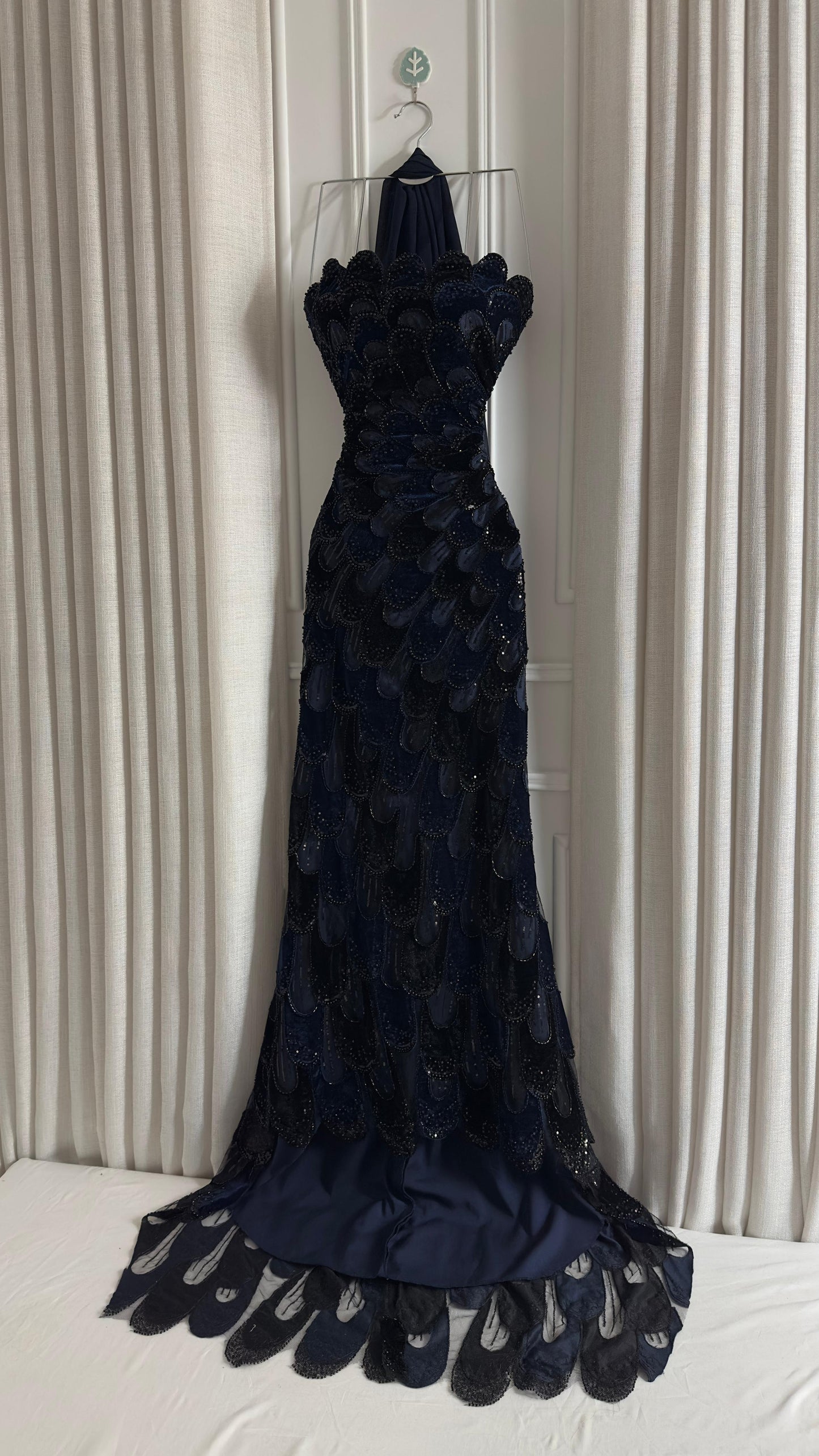 فستان كحلي مخملي