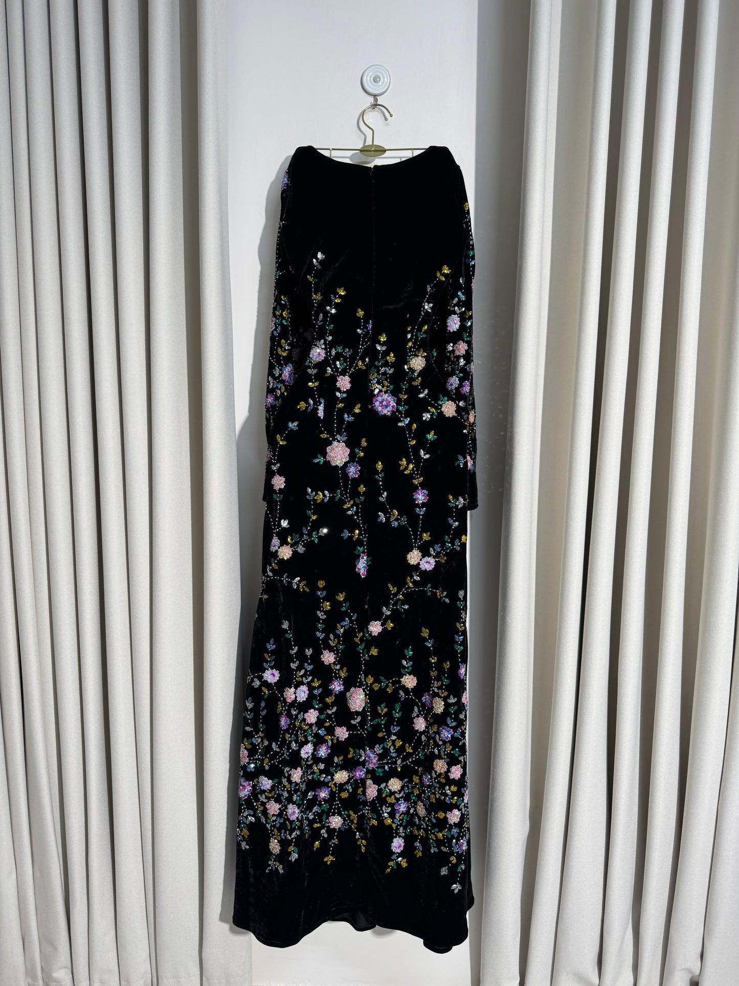 فستان أسود بزهور جذابة