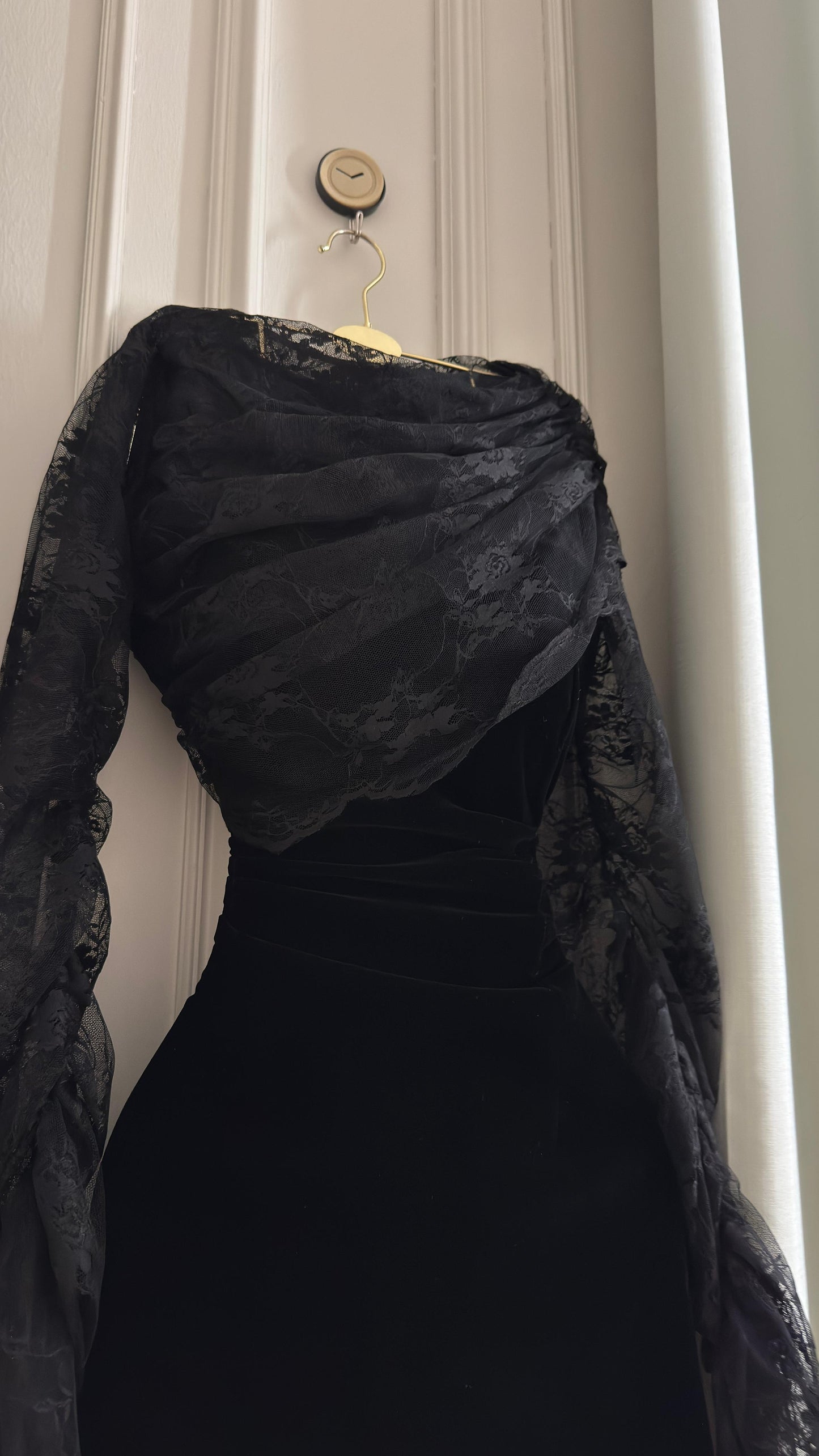 فستان أسود بلفة الدانتيل