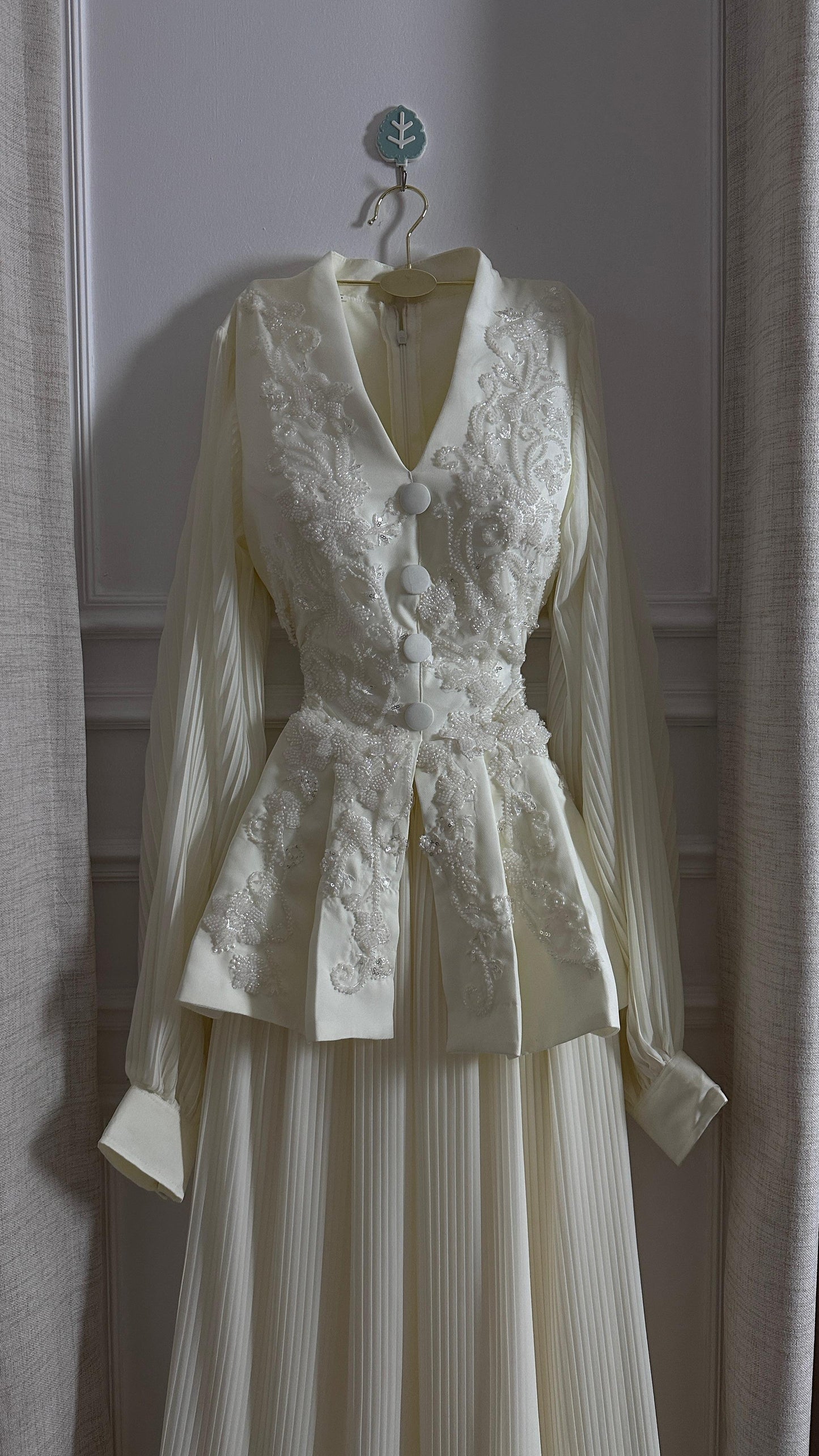 فستان ابيض ملكي