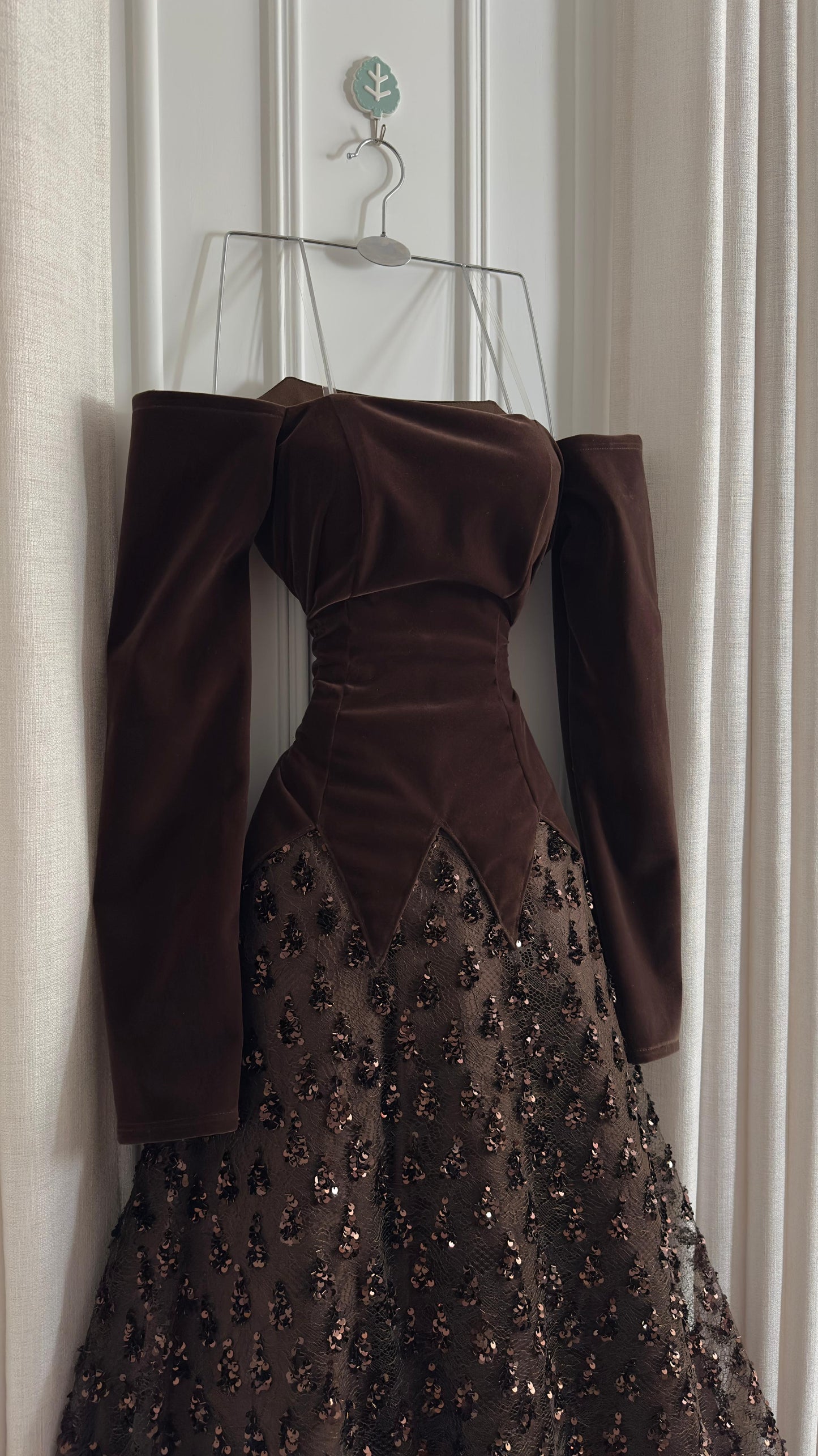 فستان بني مخمل