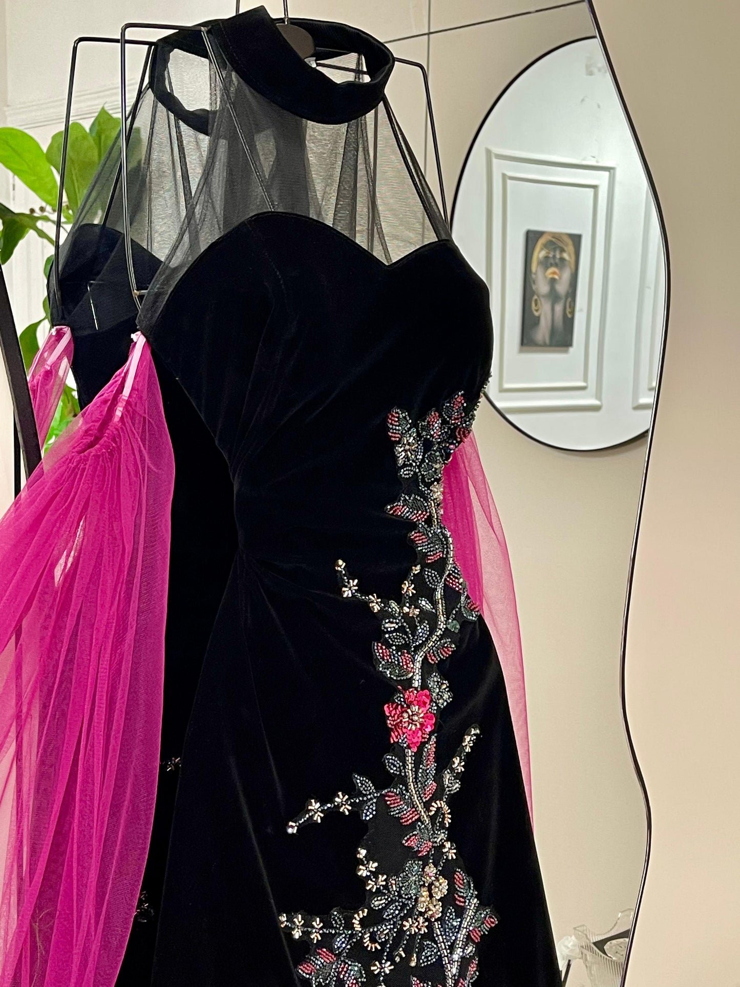 فستان أسود بتفاصيل الزهر