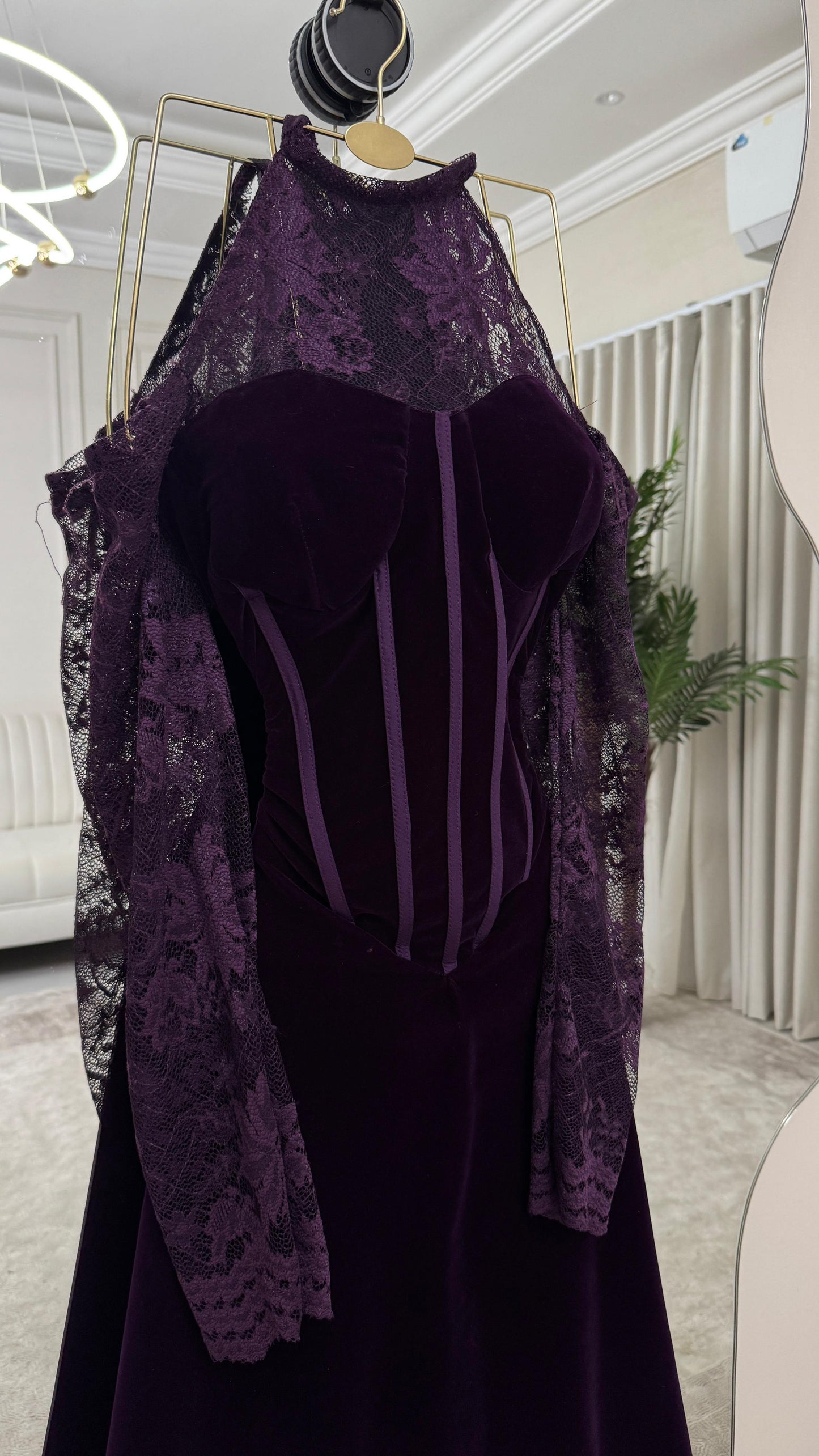 فستان عنابي مخملي