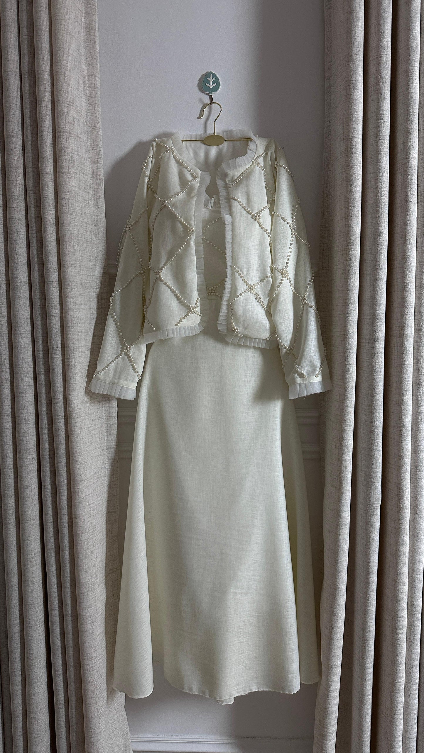 فستان ابيض بجاكيت