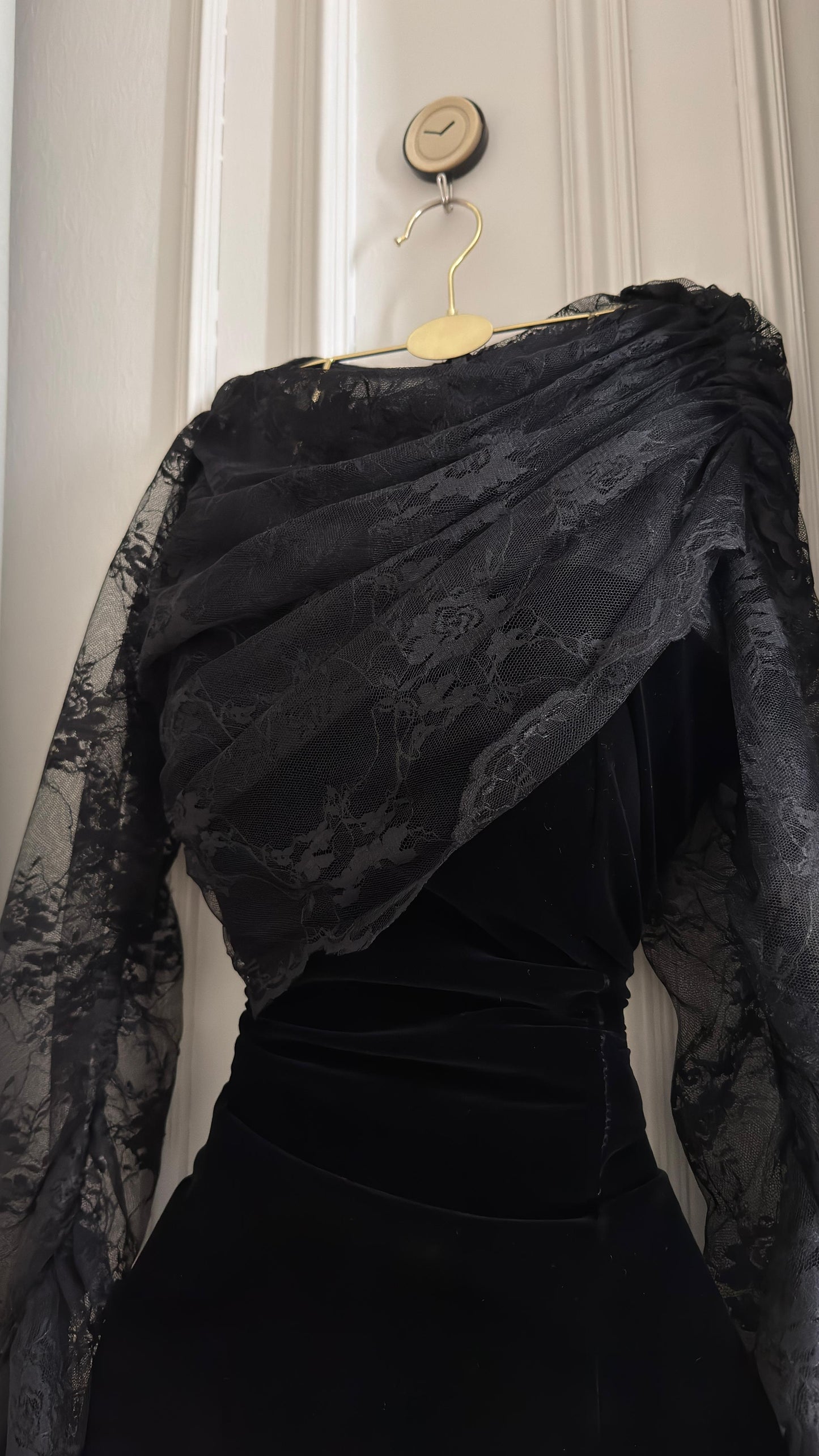 فستان أسود بلفة الدانتيل