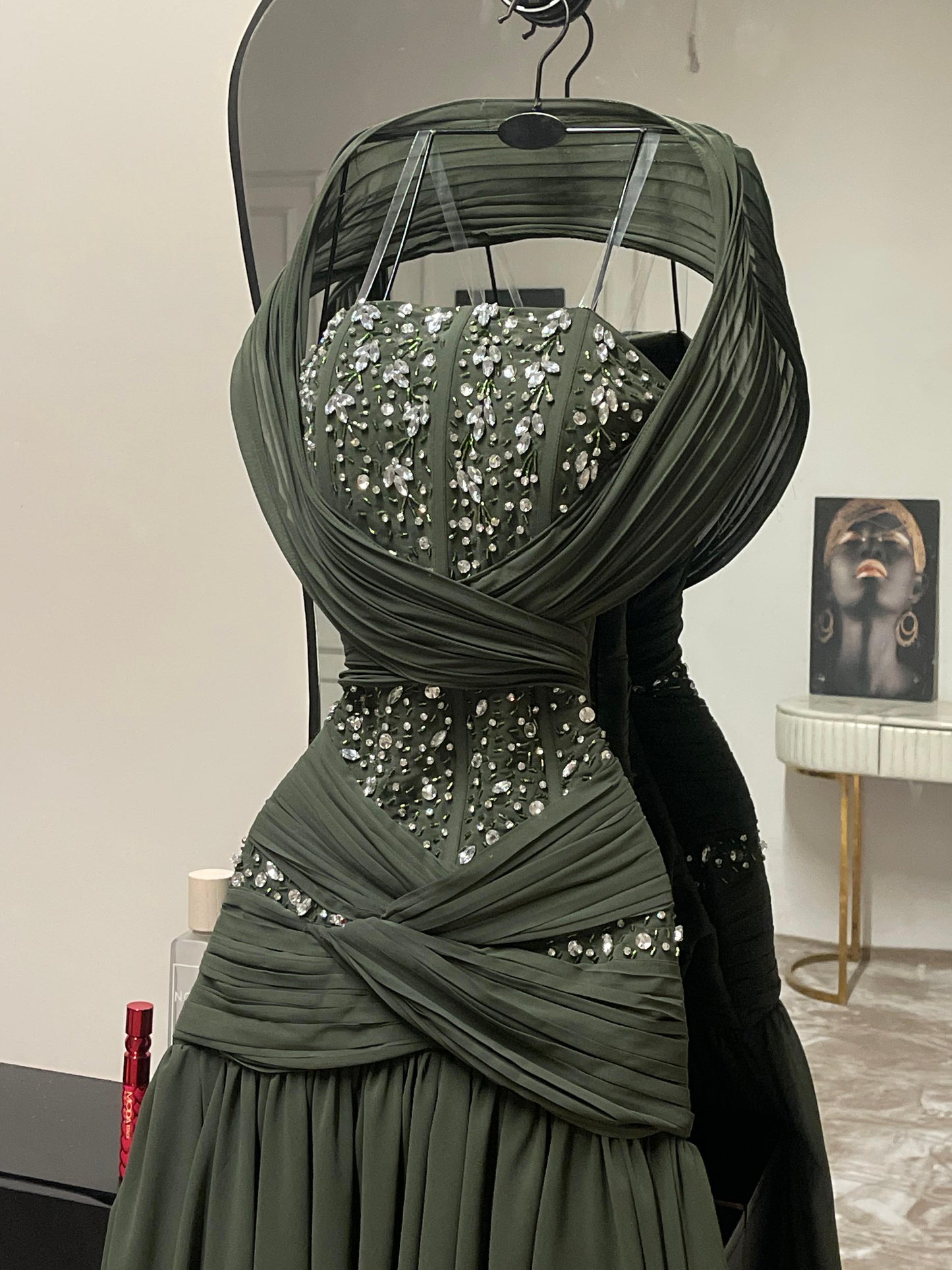 فستان زيتي لامع