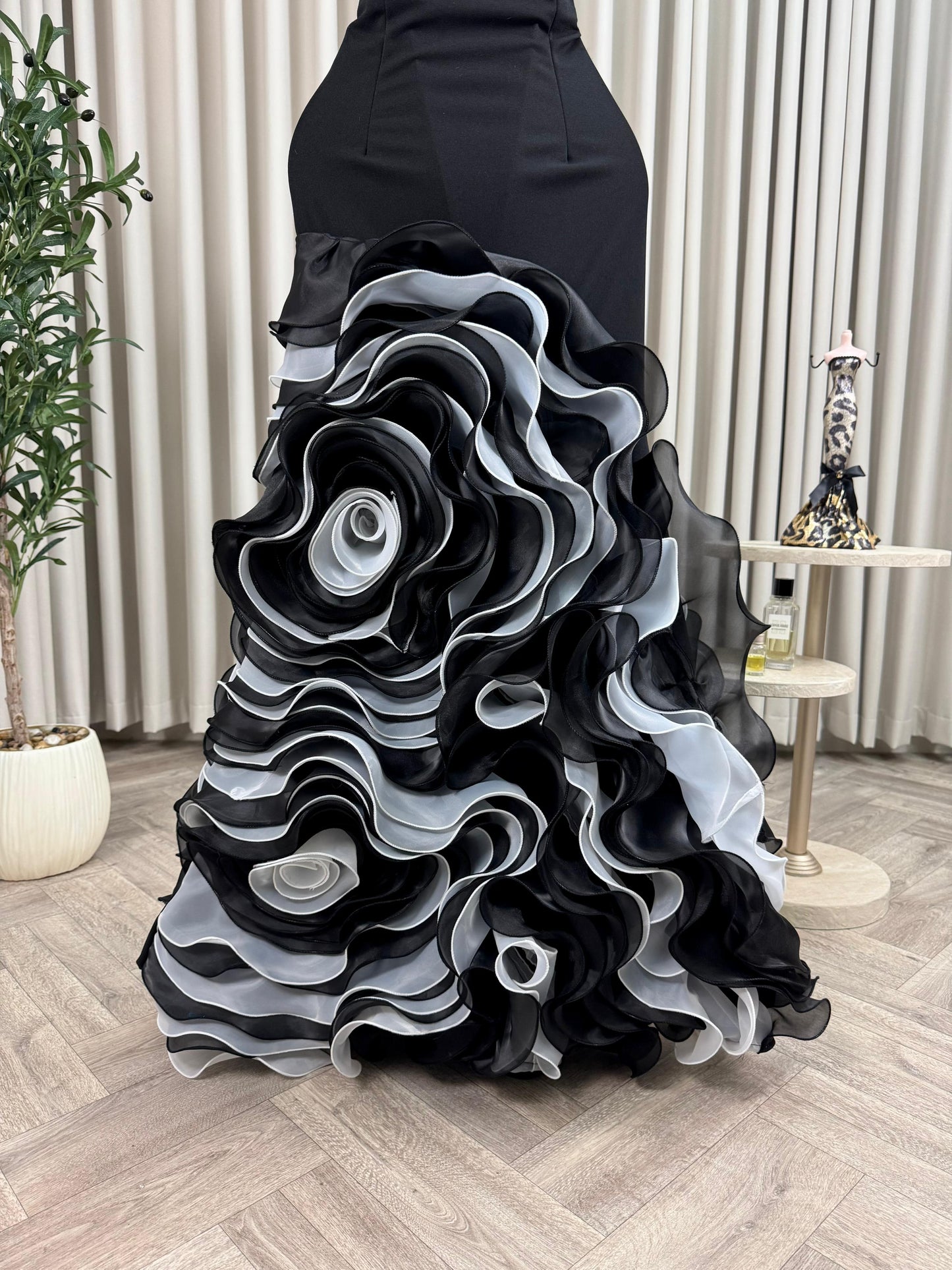 فستان أسود بتفاصيل ورد