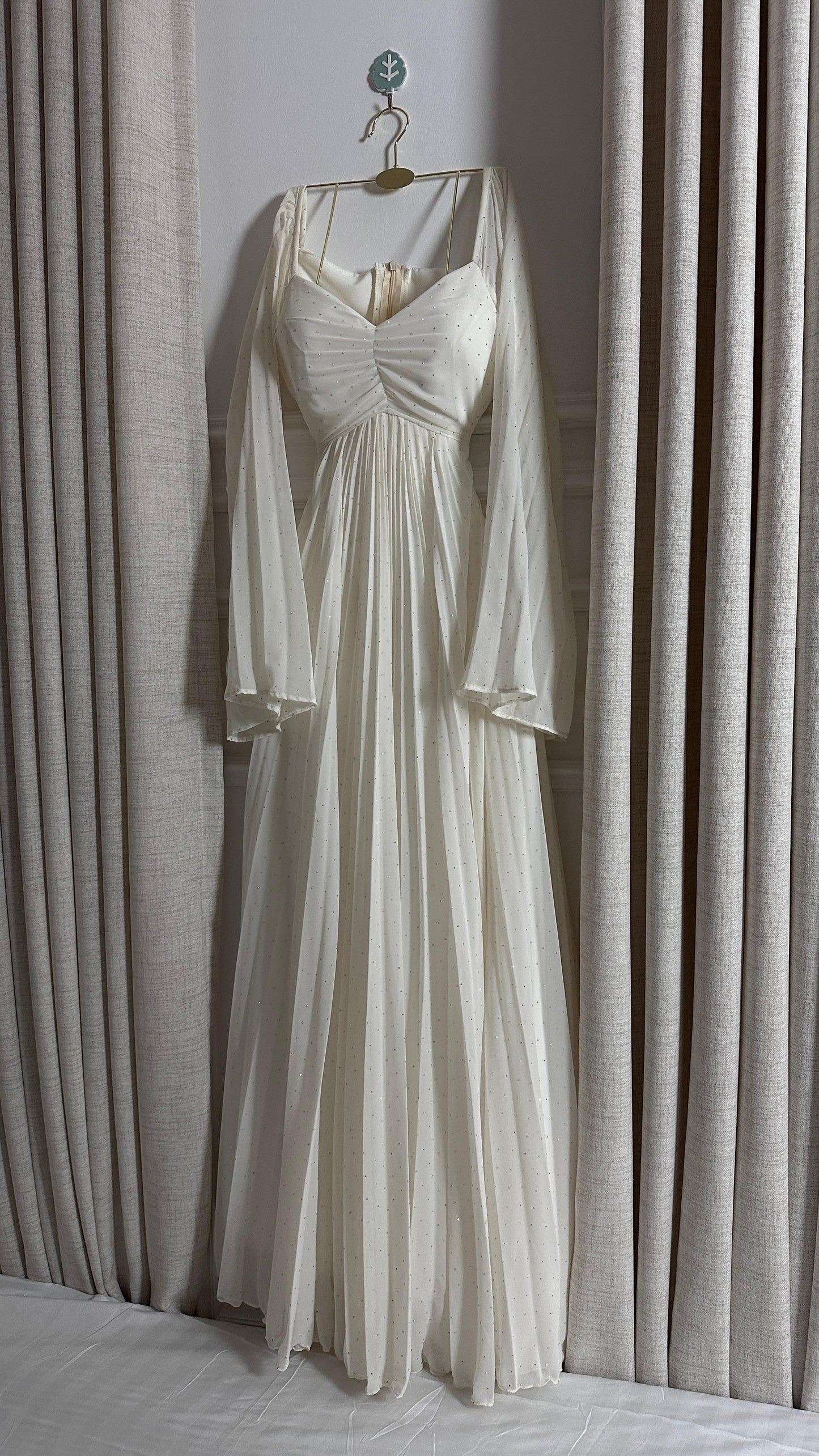 فستان أبيض لامع