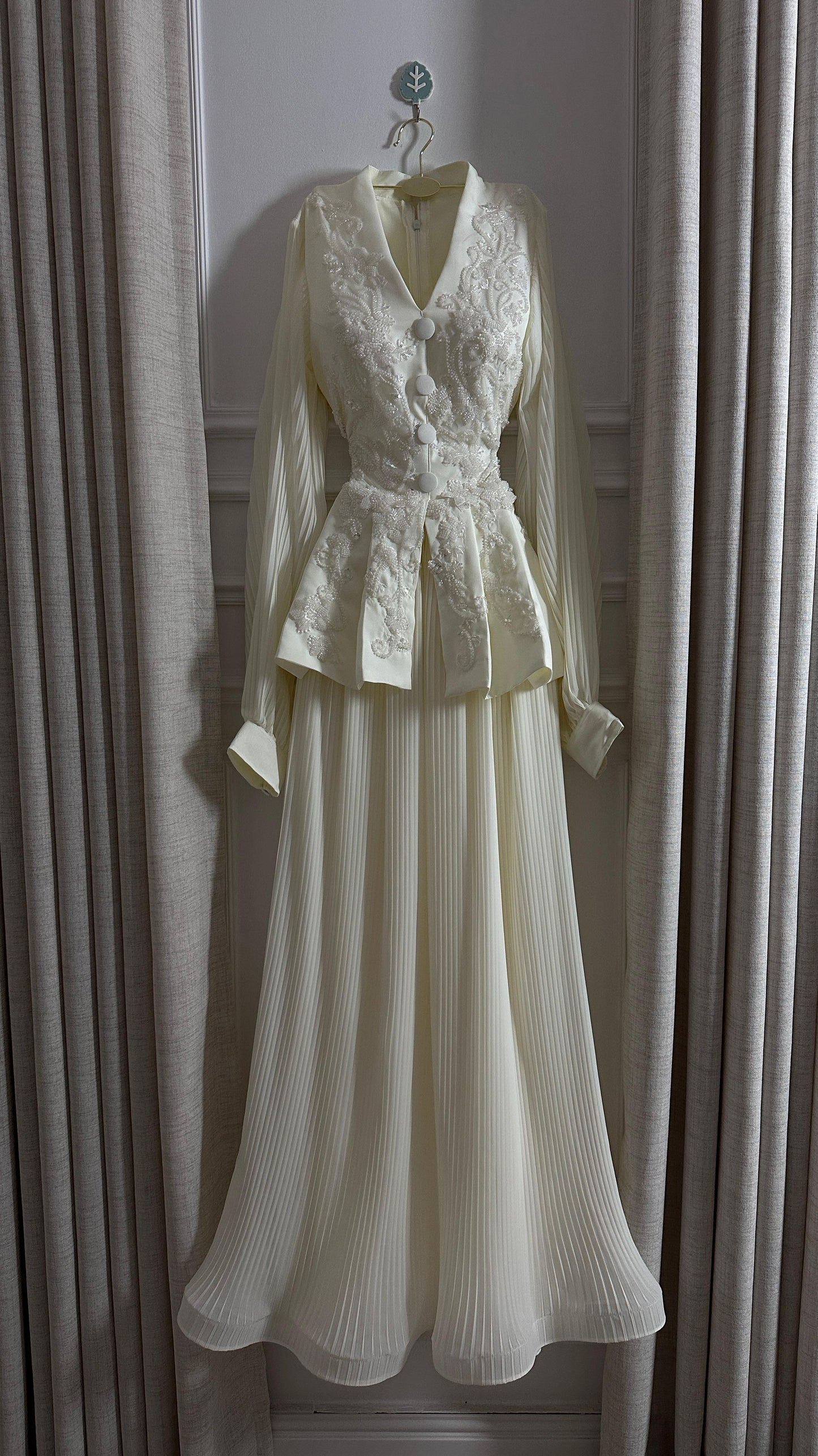 فستان ابيض ملكي