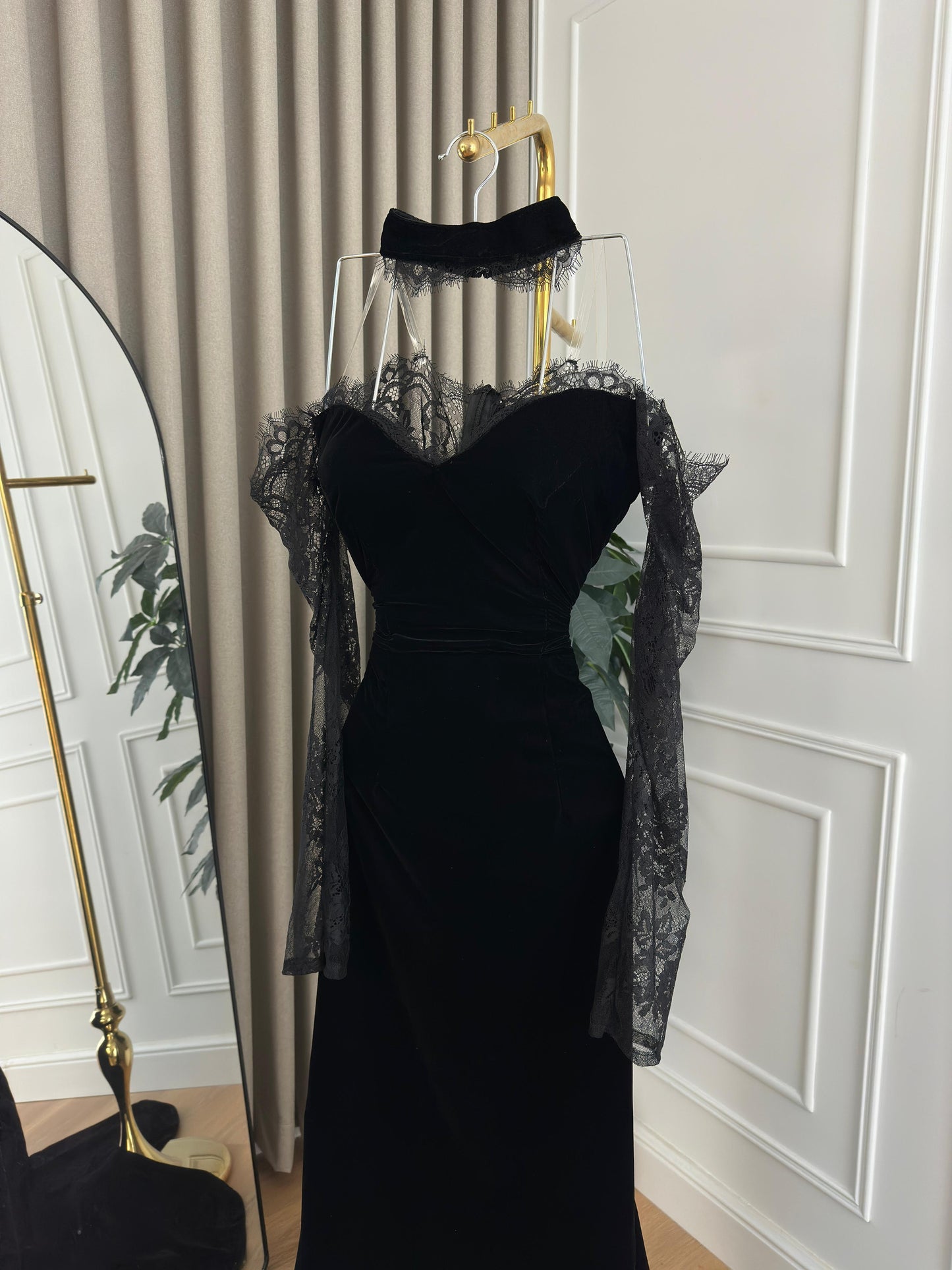 فستان بلمسات الدانتيلا