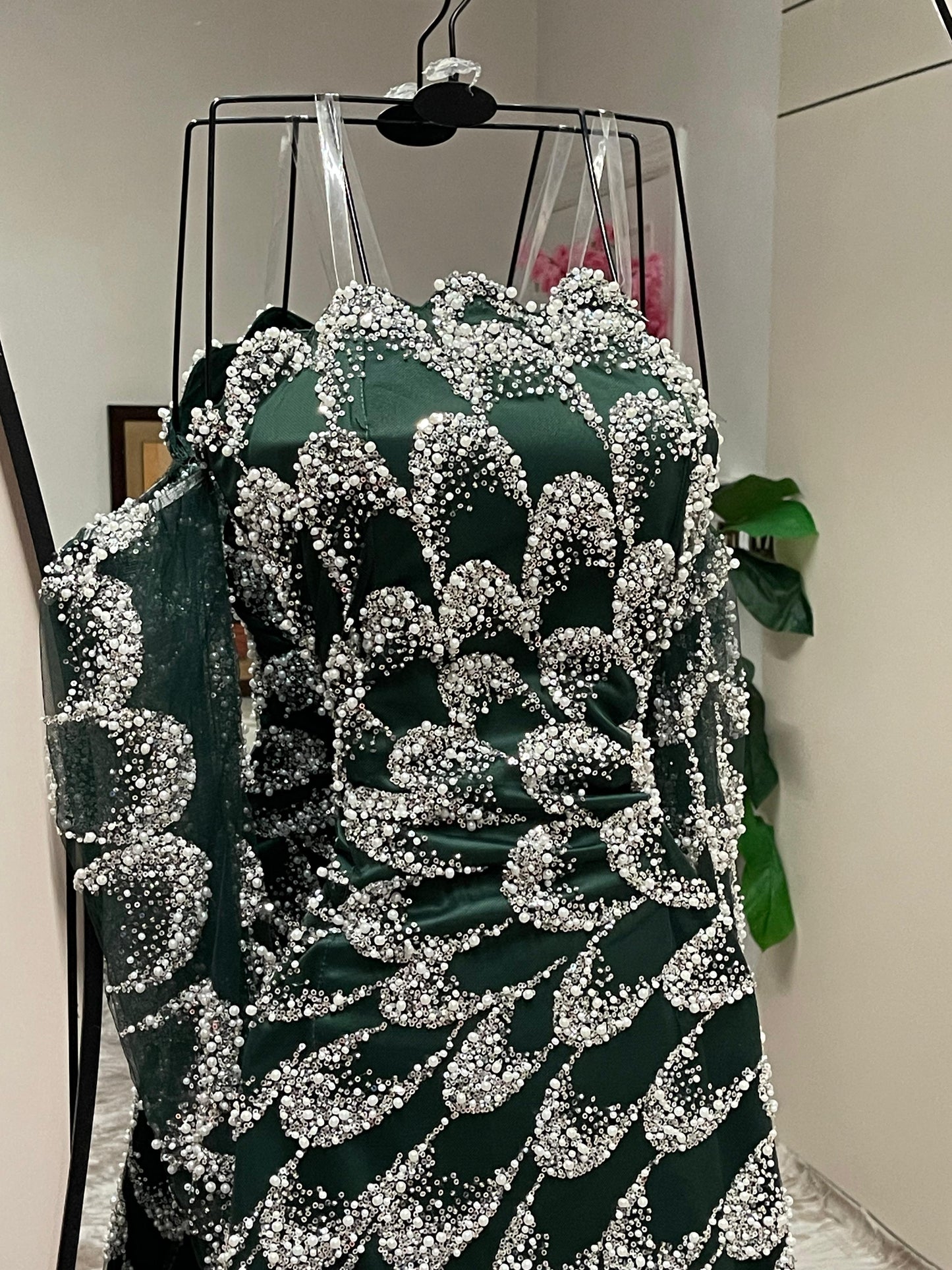 فستان أخضر لامع