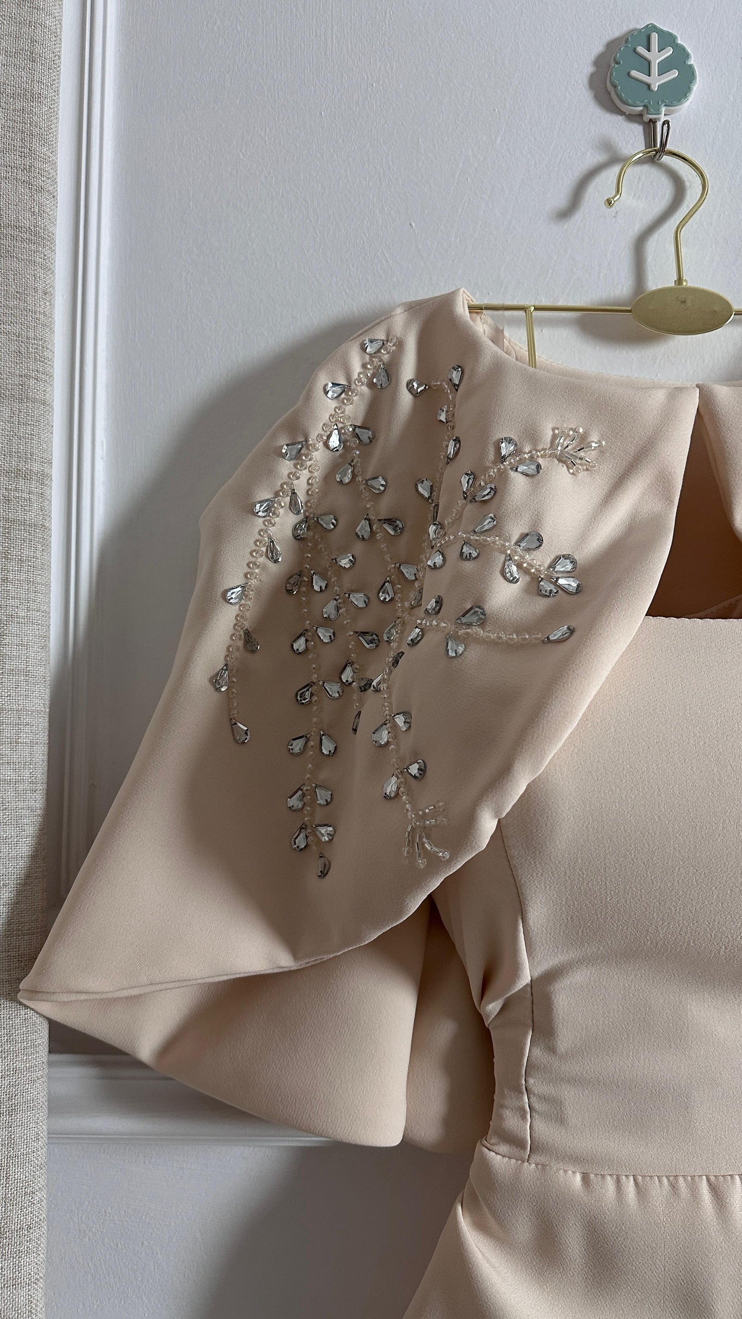 فستان كريمي بأكتاف جذابه