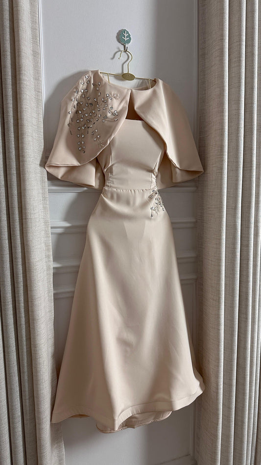 فستان كريمي بأكتاف جذابه