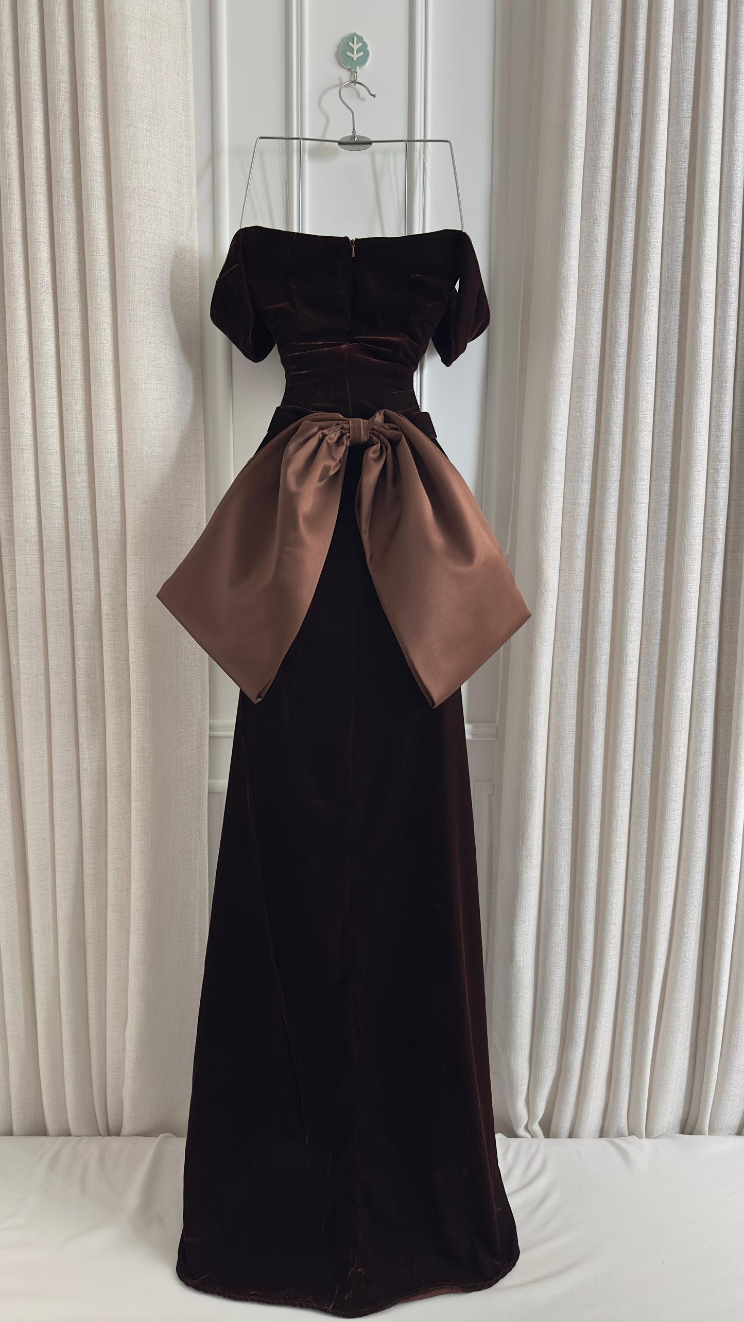 فستان بني مخمل