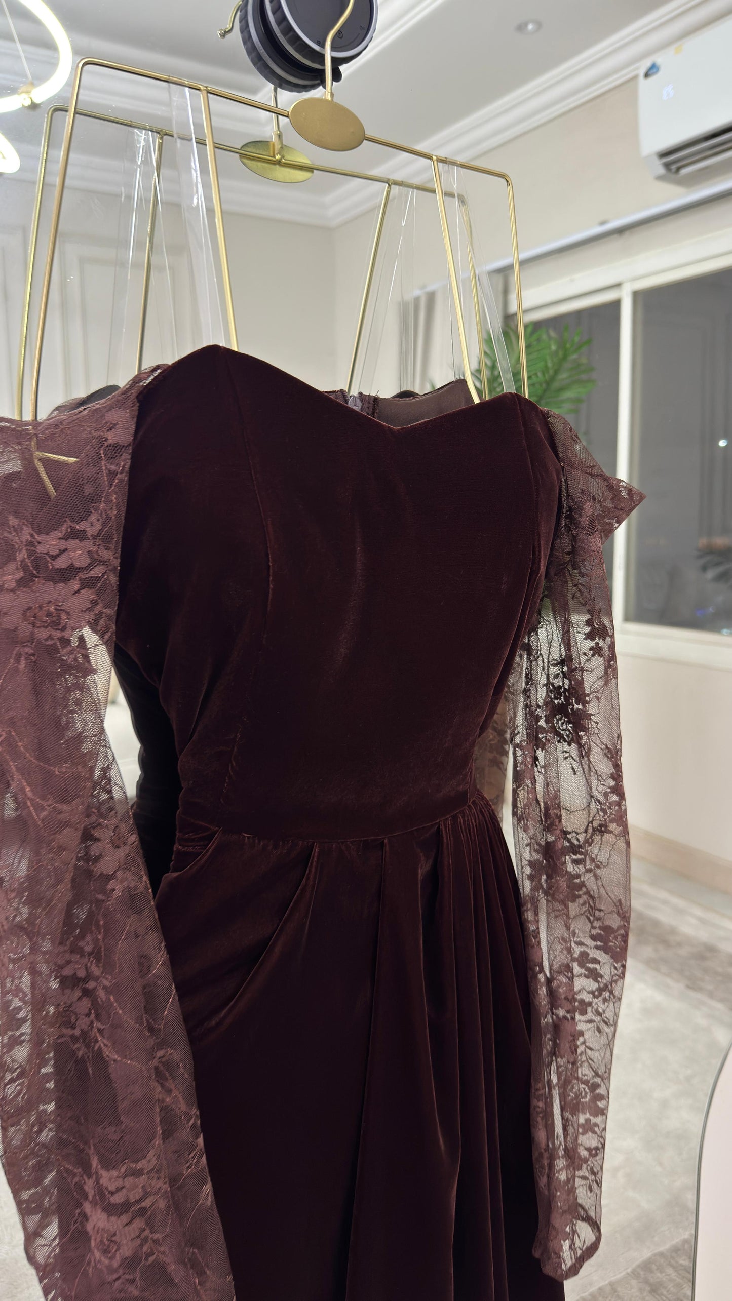 فستان بأكمام دانتيل