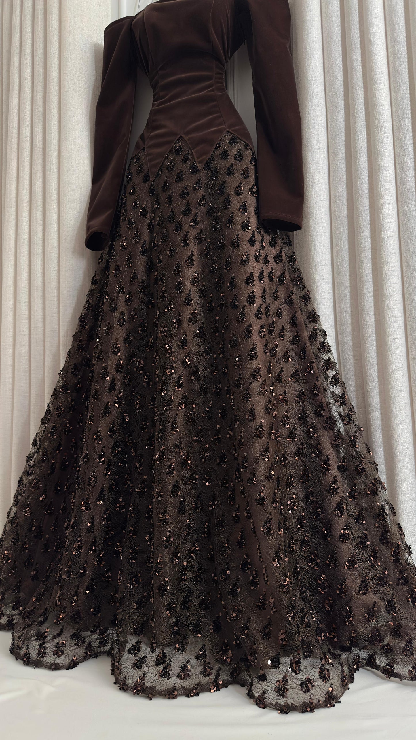 فستان بني مخمل