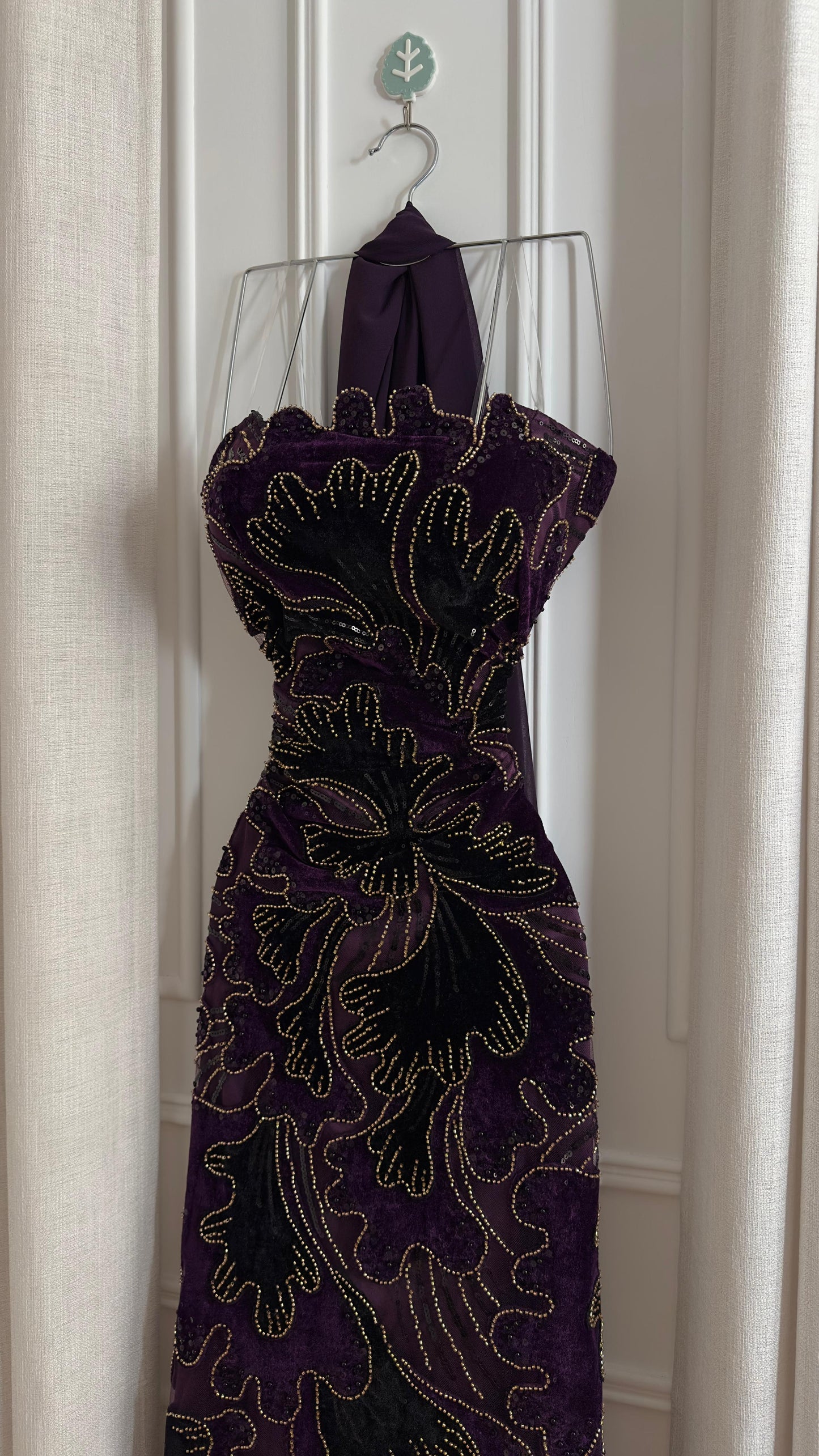 فستان بتطريز مخملي جذاب