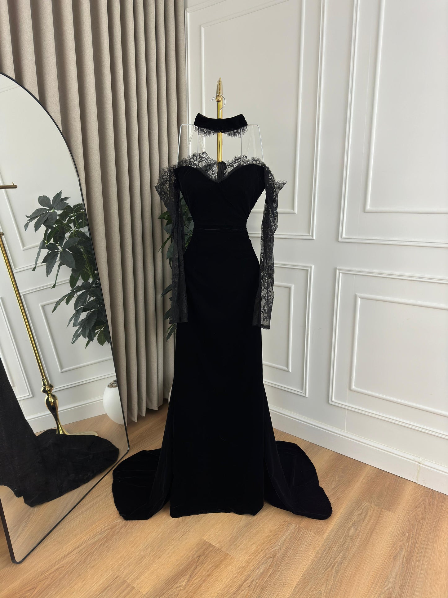 فستان بلمسات الدانتيلا