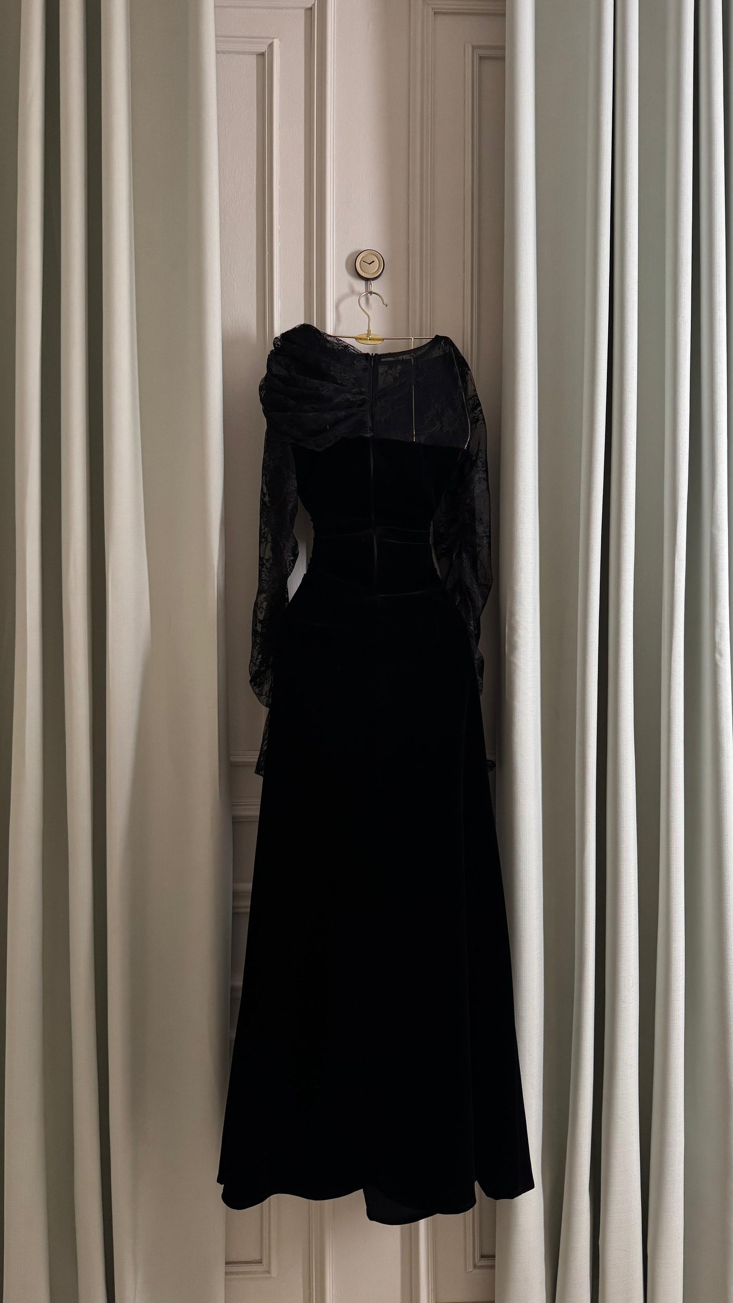 فستان أسود بلفة الدانتيل