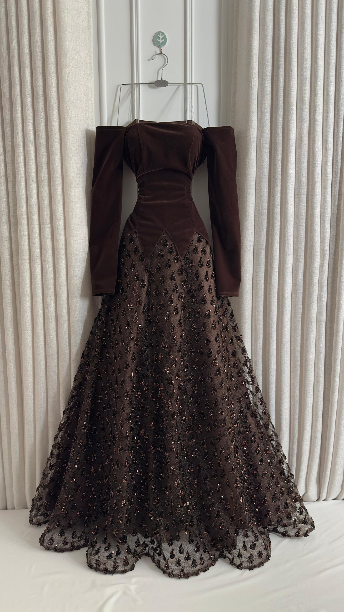 فستان بني مخمل