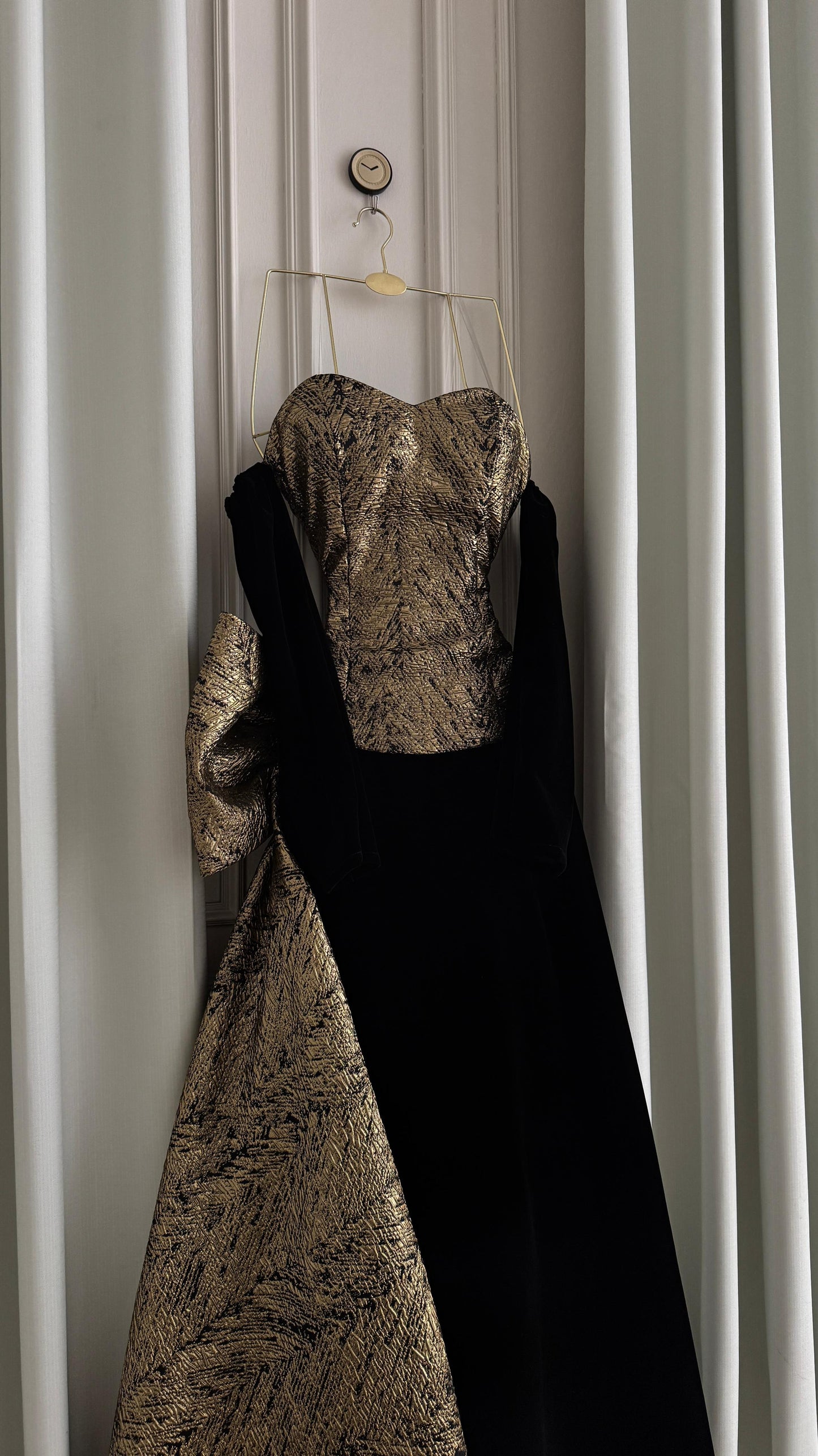 فستان ذهبي أسود