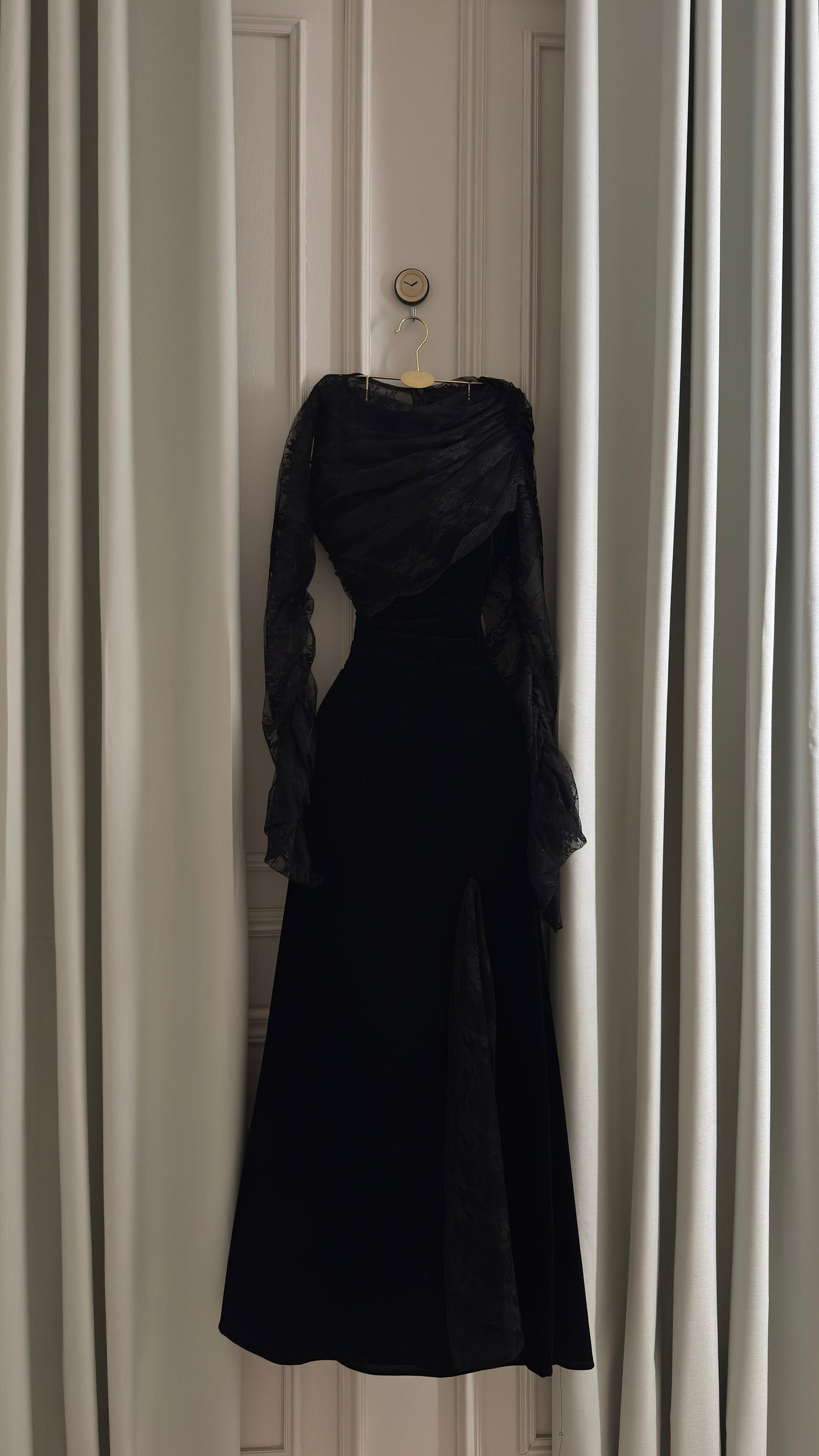 فستان أسود بلفة الدانتيل