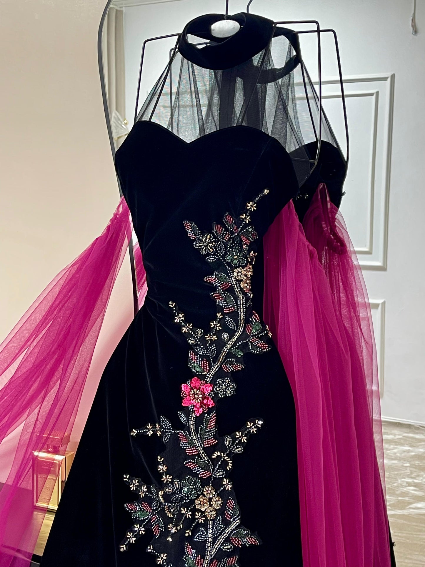 فستان أسود بتفاصيل الزهر