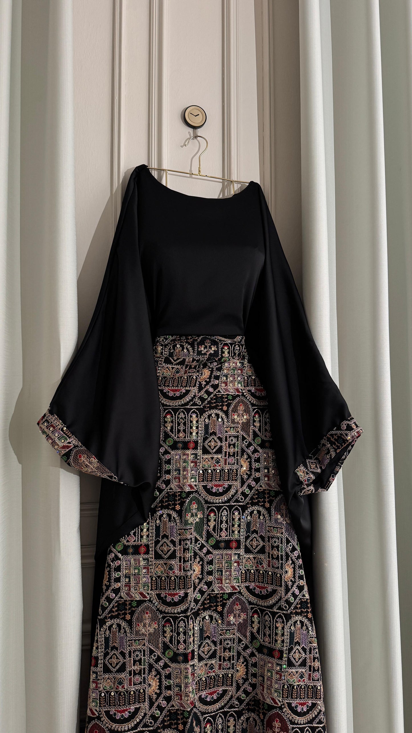 جلابية بنقش تراثي