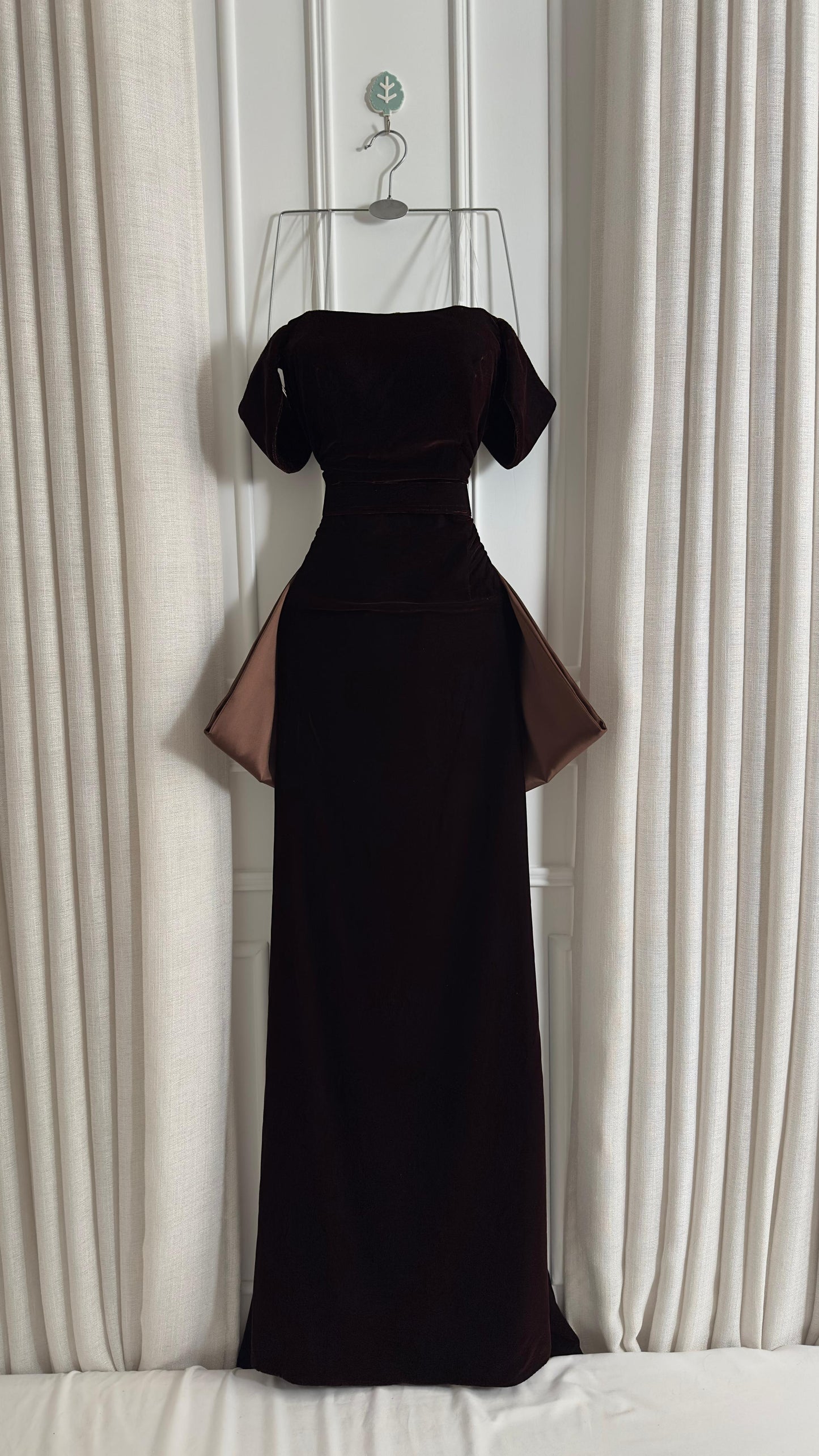 فستان بني مخمل