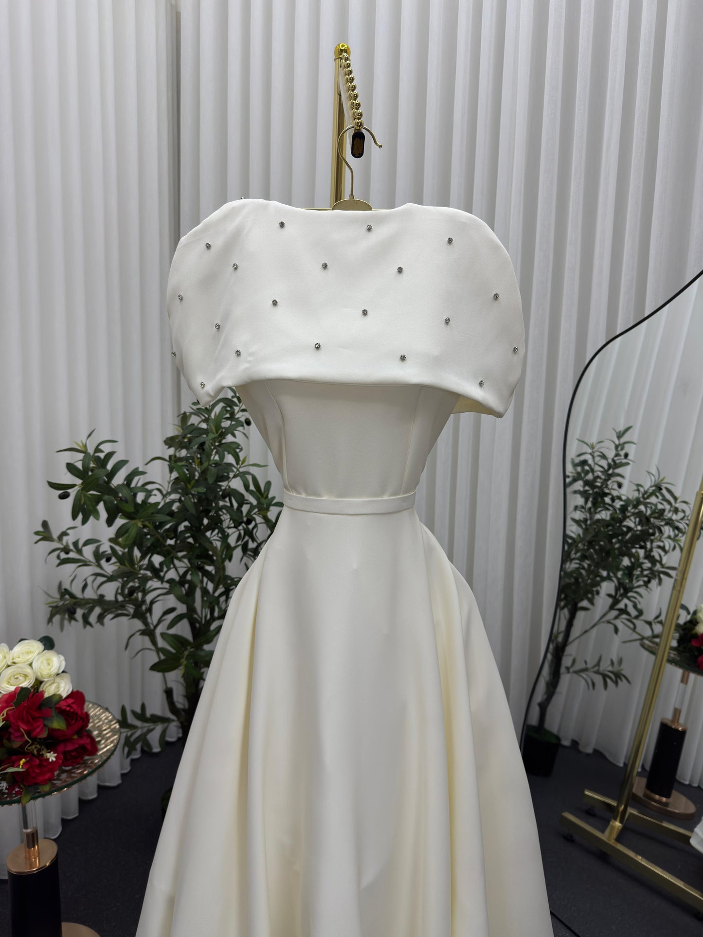 فستان اوف وايت