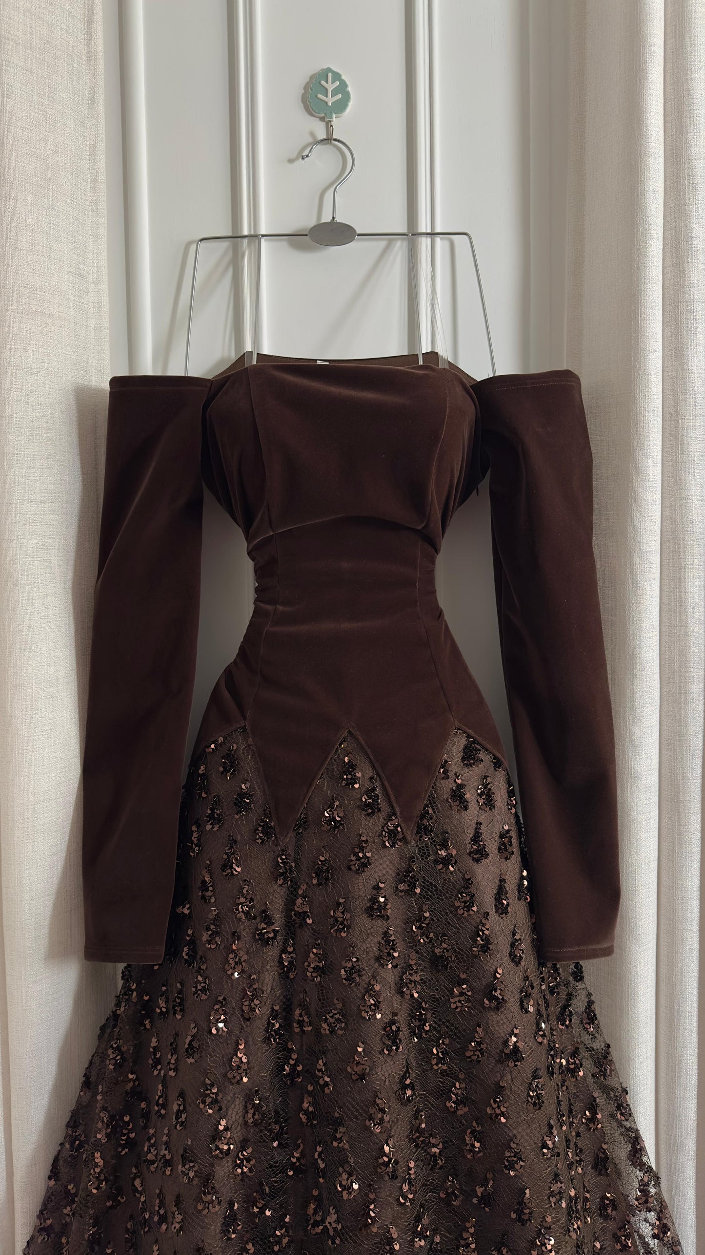 فستان بني مخمل