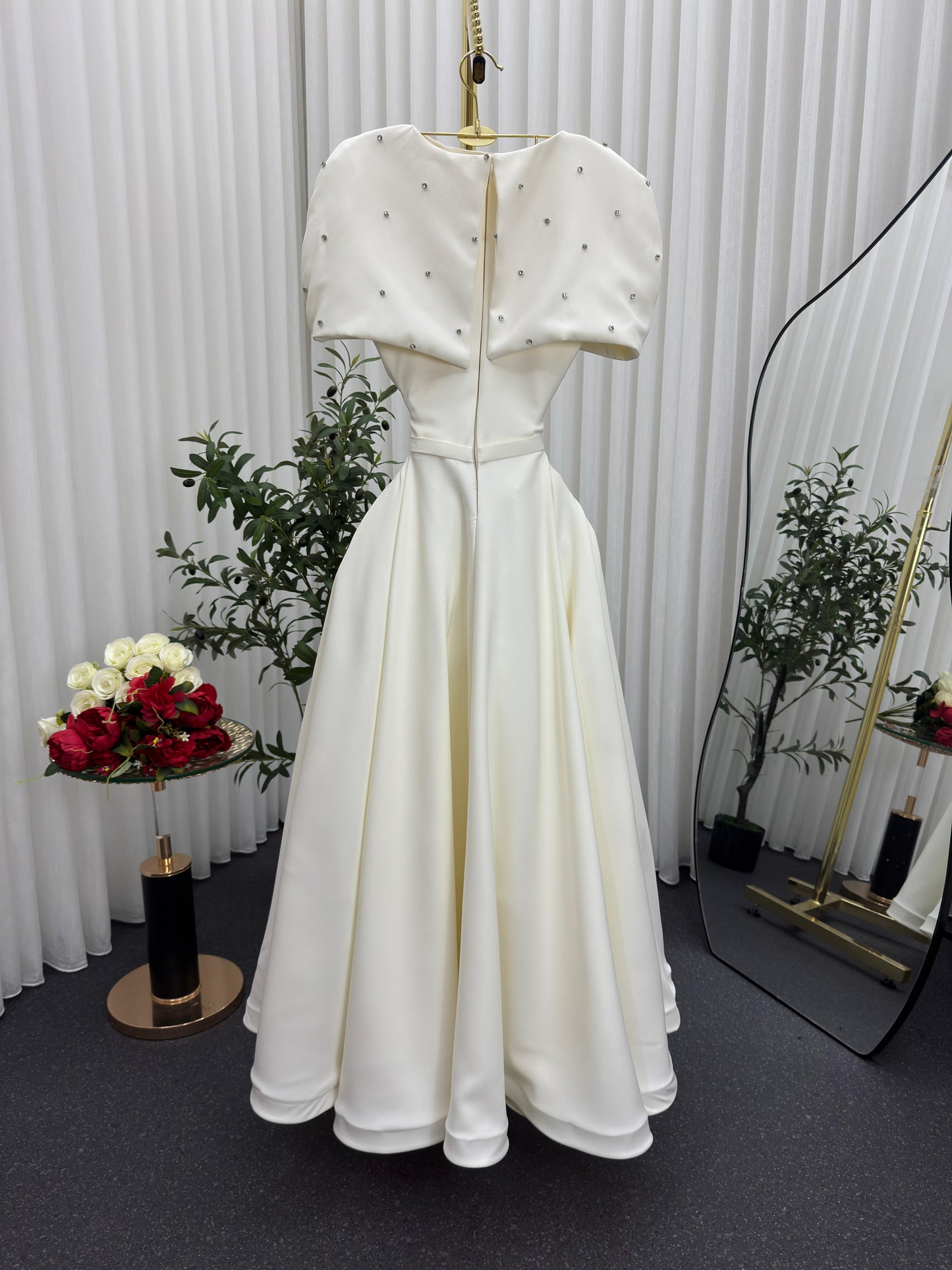 فستان اوف وايت