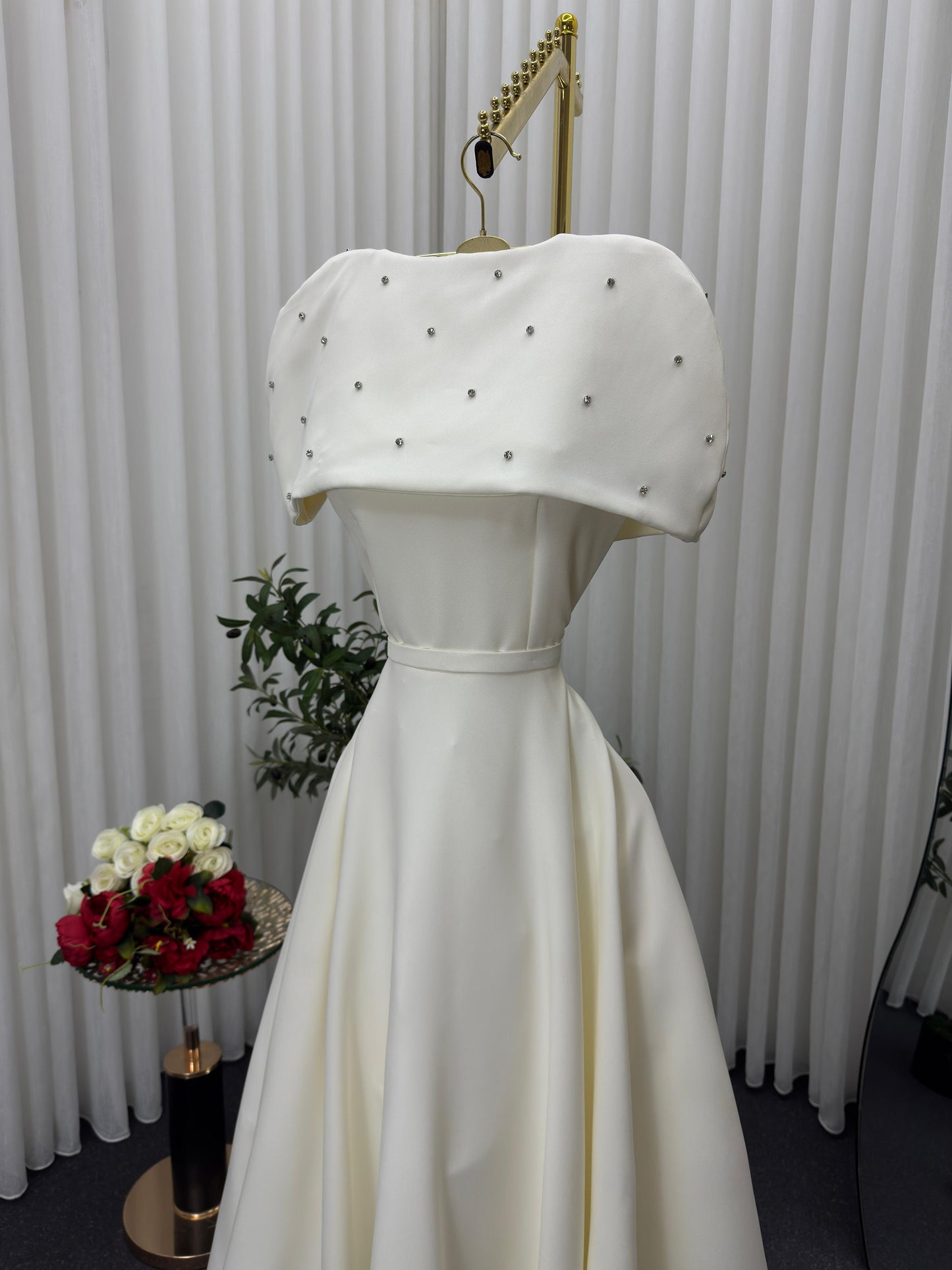 فستان اوف وايت