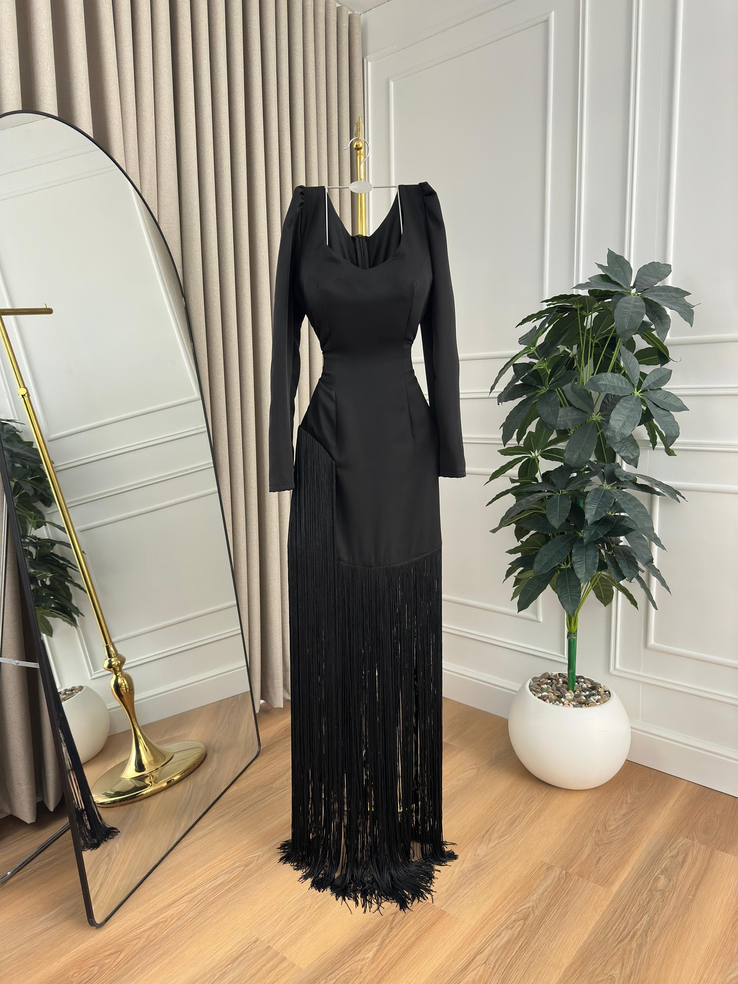 فستان اسود انسيابي