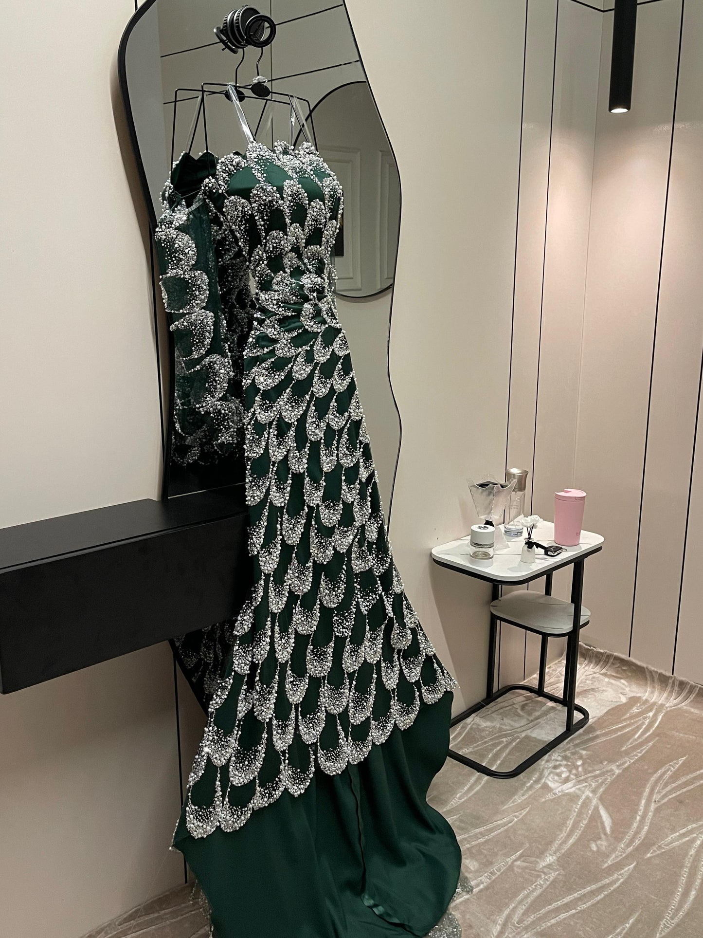 فستان أخضر لامع