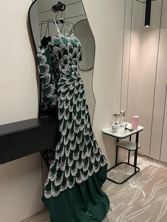 فستان أخضر لامع